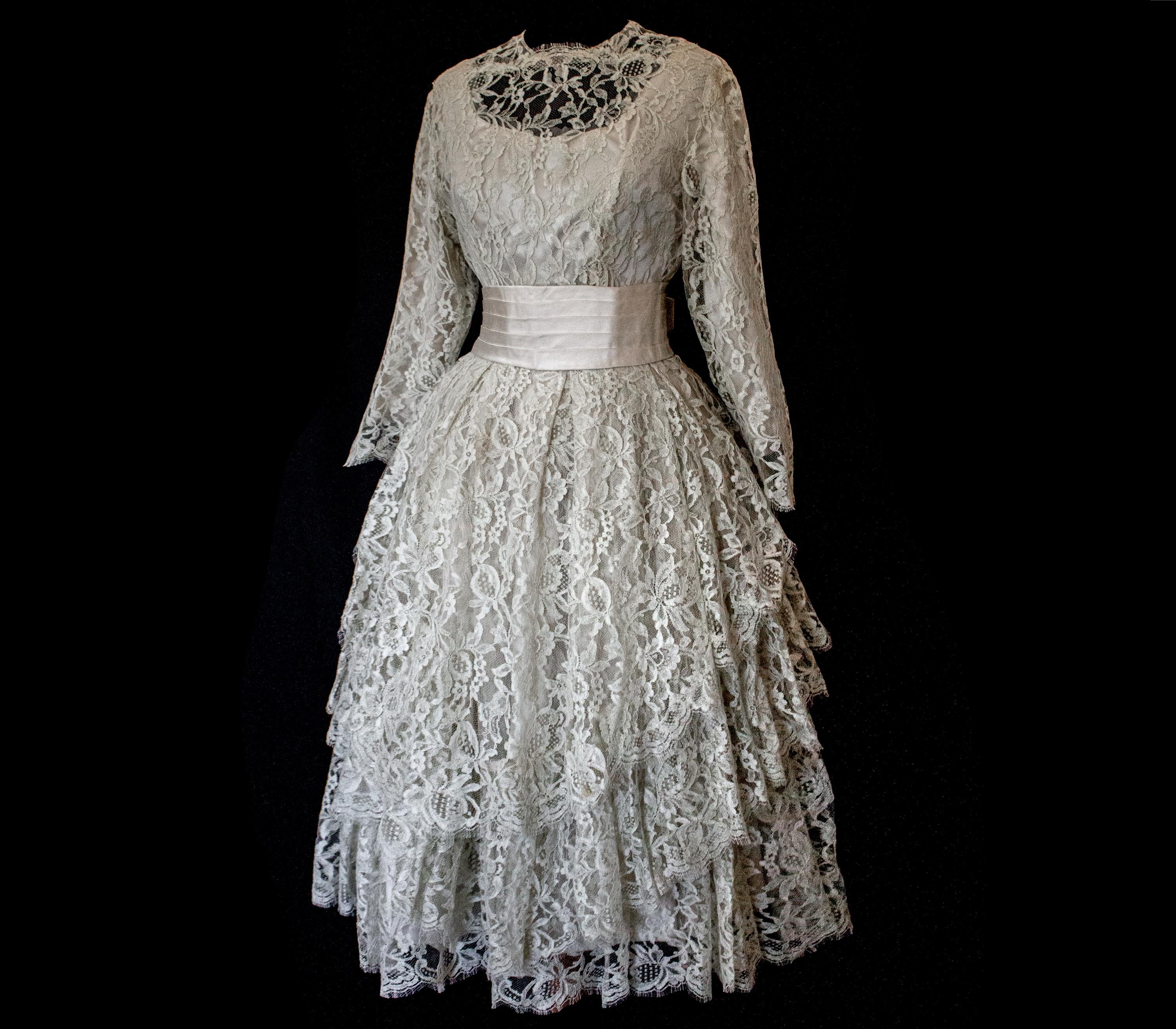 306 - VINTAGE 1960S LACE MINI WEDDING DRESS: MOD STYLE SHORT GOWN WITH ASYMMETRICAL PEPLUM