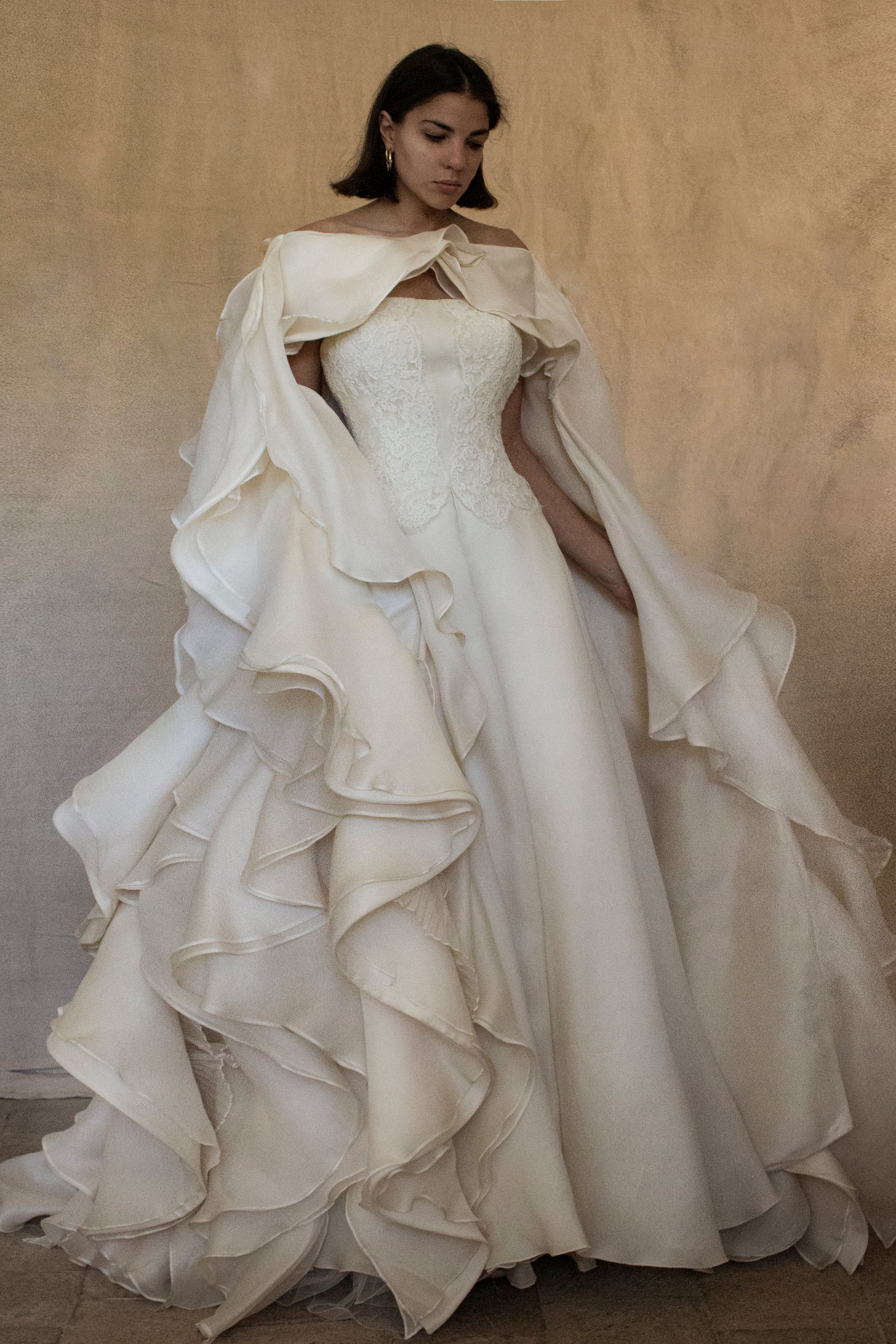 320 - LUXURY PURE SILK VINTAGE BRIDAL GOWN: A-LINE LACE DRESS WITH DETACHABLE RUFFLED CAPE