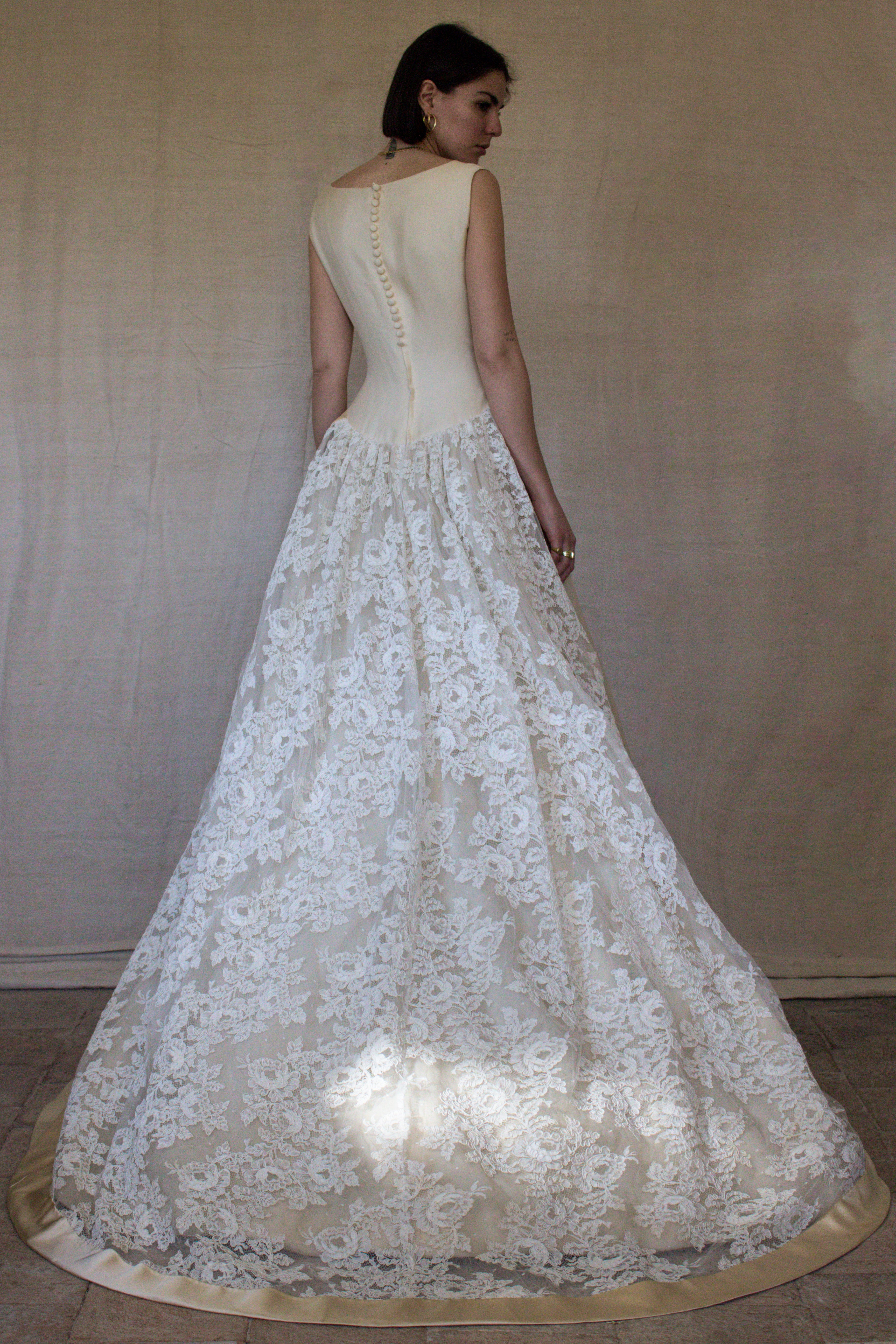 137 - VINTAGE LORENZO RIVA DESIGNER SIGNED WEDDING DRESS: PRECIOUS SILK & LACE TRAIN GOWN - 1950S 1960S ARCHIVAL COUTURE