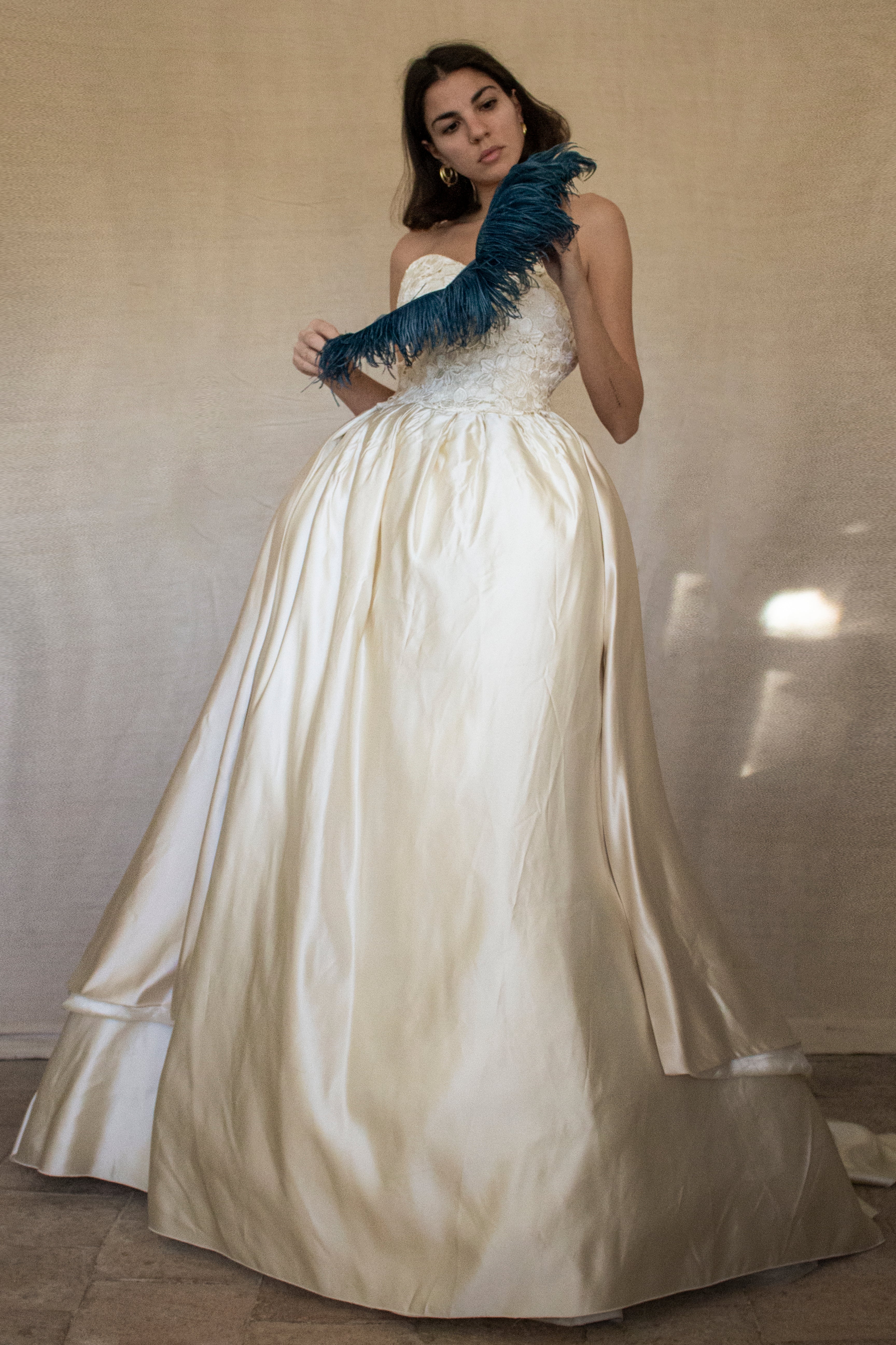 321 - CARRIE BRADSHAW STYLE VINTAGE BRIDAL GOWN: VOLUMINOUS SILK SATIN & BLUE FEATHER DETAIL
