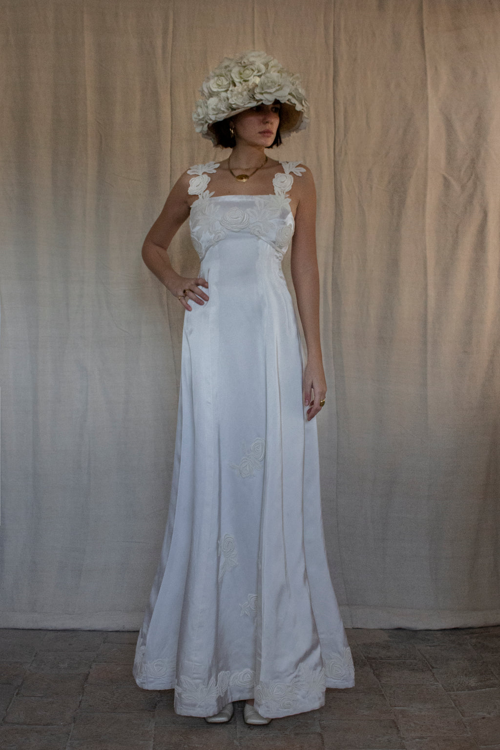 252 - ICONIC 1960S EMPIRE BRIDAL SET: ICE SATIN GOWN & STRAW BUCKET HAT WITH MAXI ROSES