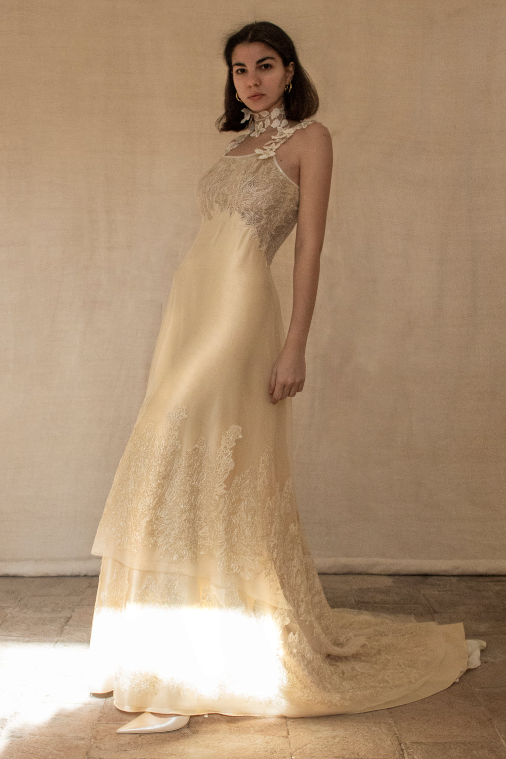 332 - GOLDEN SILK TULLE VINTAGE WEDDING DRESS: UNIQUE A-LINE SLIP GOWN WITH FLORAL DETAILS & TRAIN - Vague atelier