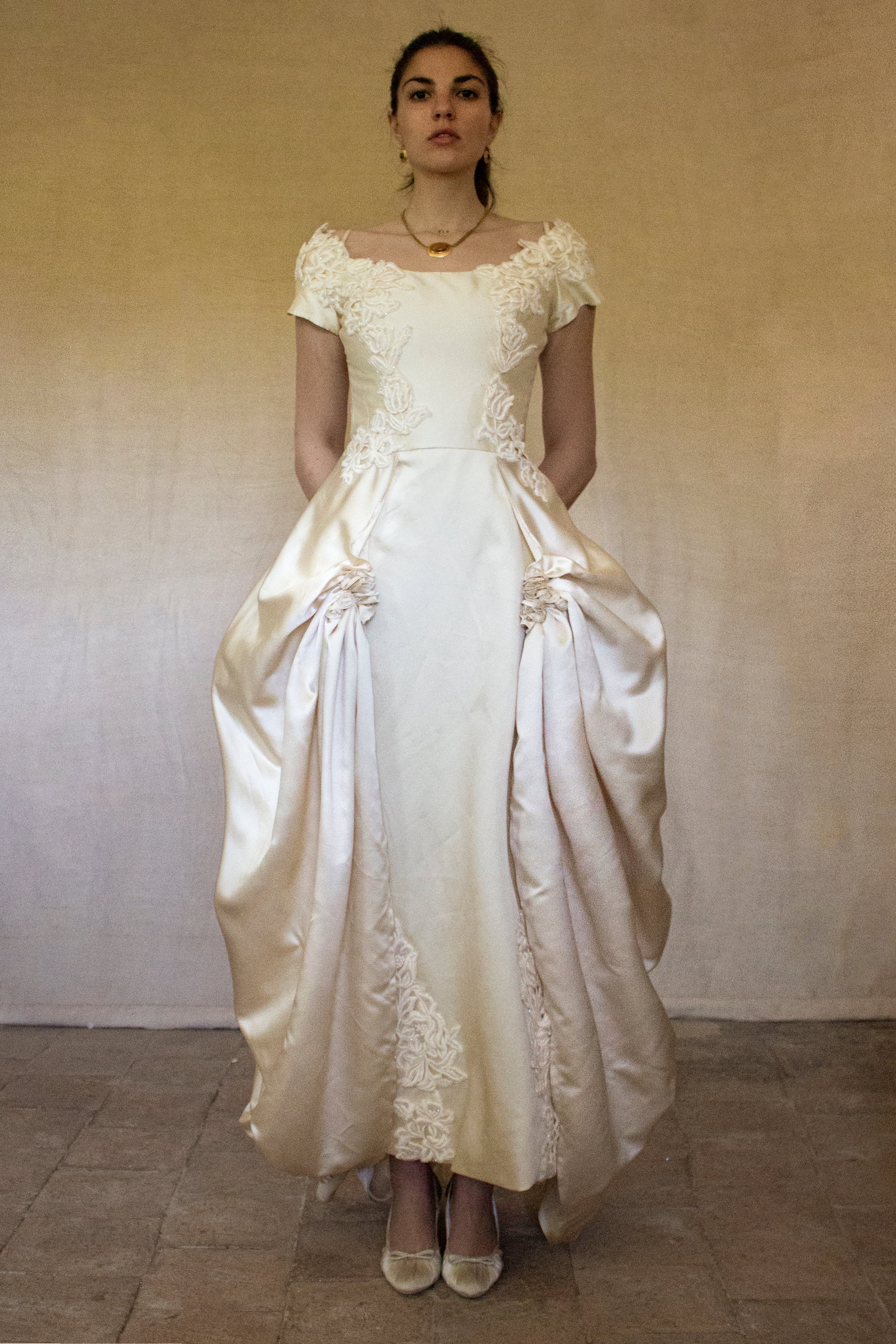355 - VINTAGE 90s SILK COLUMN WEDDING DRESS: CREAM GOWN WITH GOLD SATIN DRAPED TRAIN & EMBROIDERED ROSES - Vague atelier
