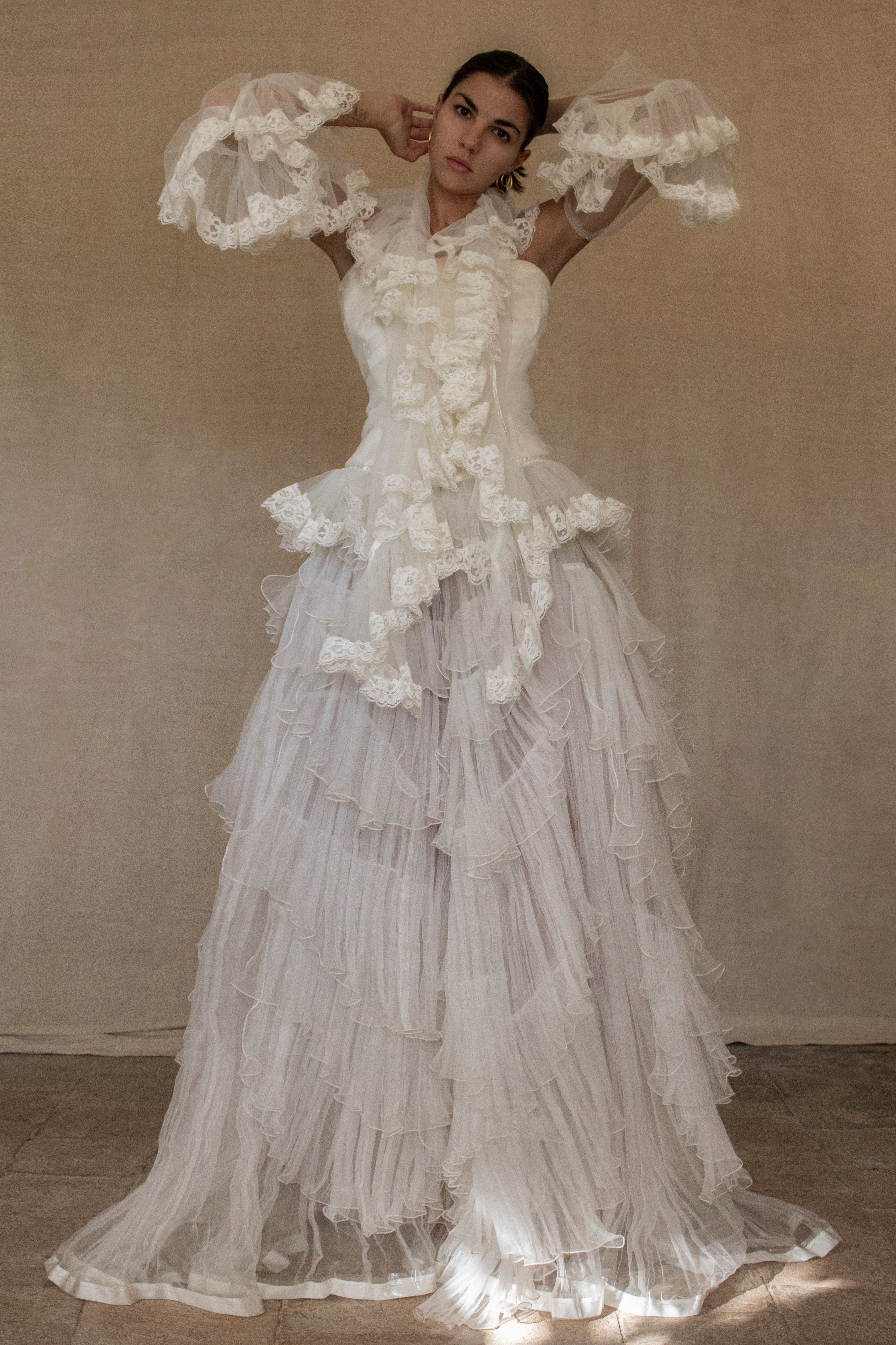 317 - MODULAR VINTAGE BOHO BRIDAL SET: DETACHABLE LACE TOP & SLEEVES WITH SCENOGRAPHIC PLEATED "WING" SKIRT