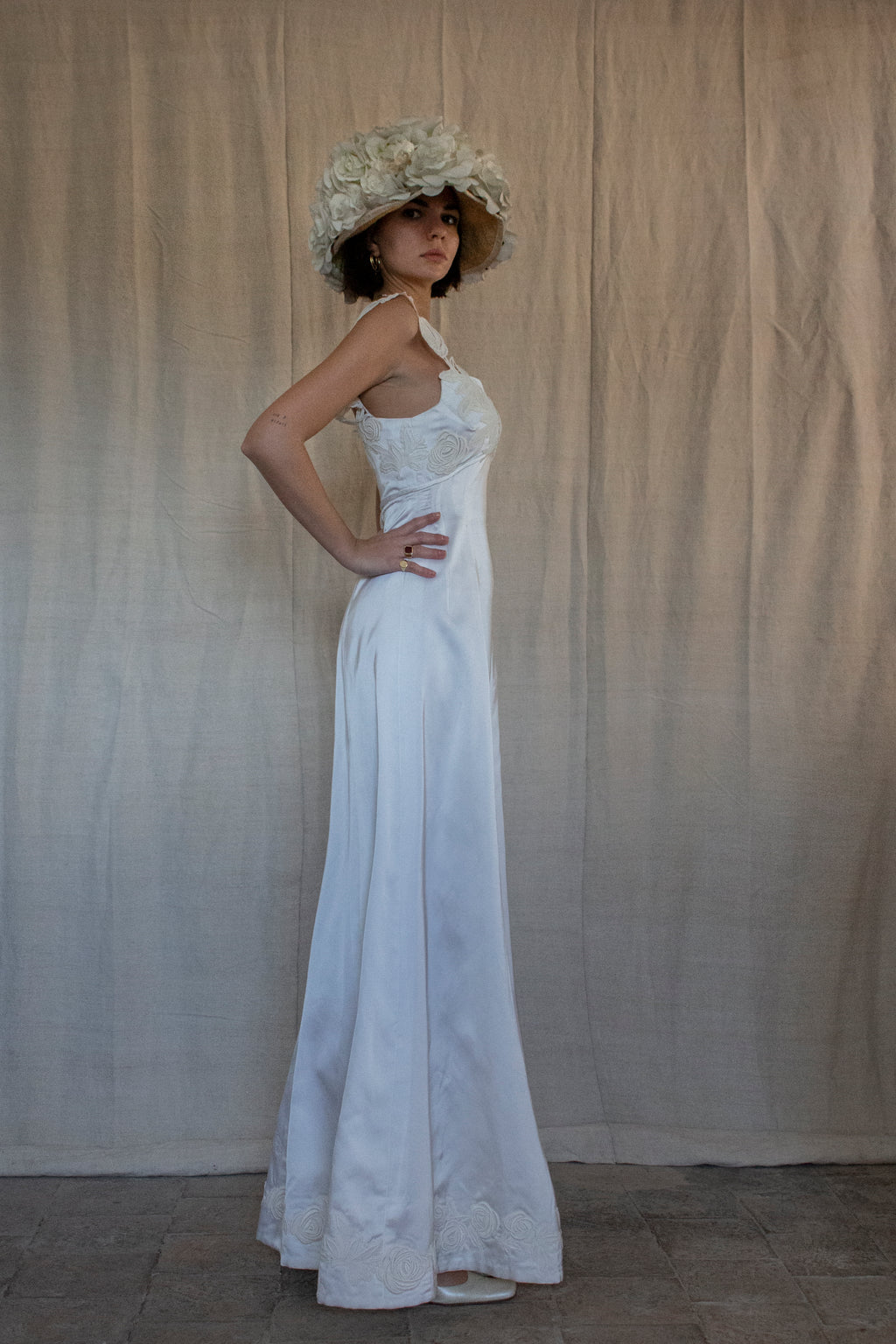 252 - ICONIC 1960S EMPIRE BRIDAL SET: ICE SATIN GOWN & STRAW BUCKET HAT WITH MAXI ROSES