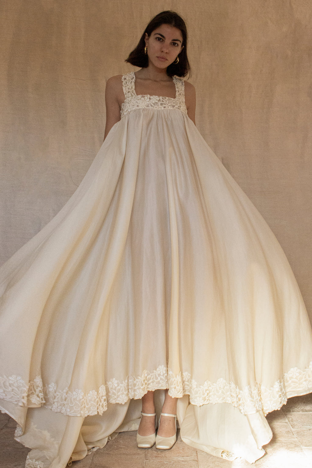 325 - ETHEREAL BOHO VINTAGE SILK ORGANZA GOWN: FLOWY 90S MINIMALIST A-LINE WITH LACE BACK - Vague atelier