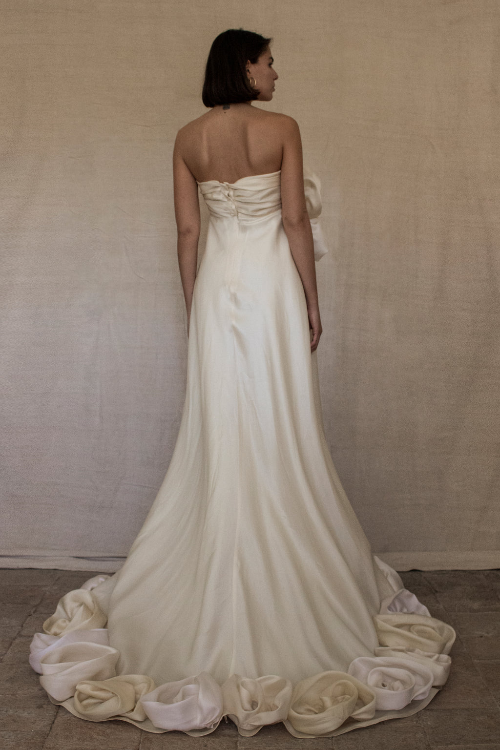 318 - COUTURE SILK ORGANZA BRIDAL GOWN: HANDMADE 3D MAXI FLOWERS & VINTAGE FLORAL TRAIN - Vague atelier
