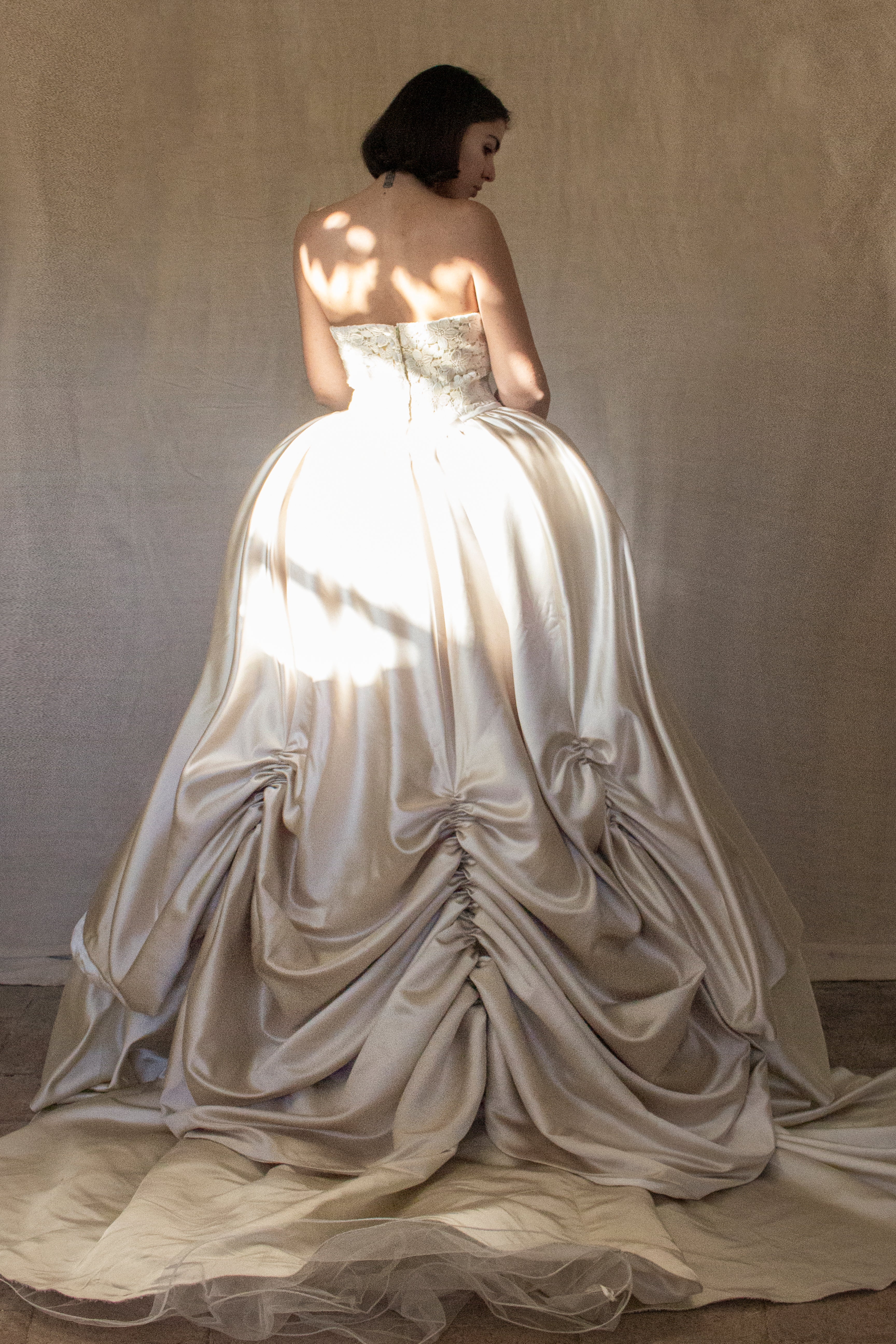 321 - CARRIE BRADSHAW STYLE VINTAGE BRIDAL GOWN: VOLUMINOUS SILK SATIN &  BLUE FEATHER DETAIL