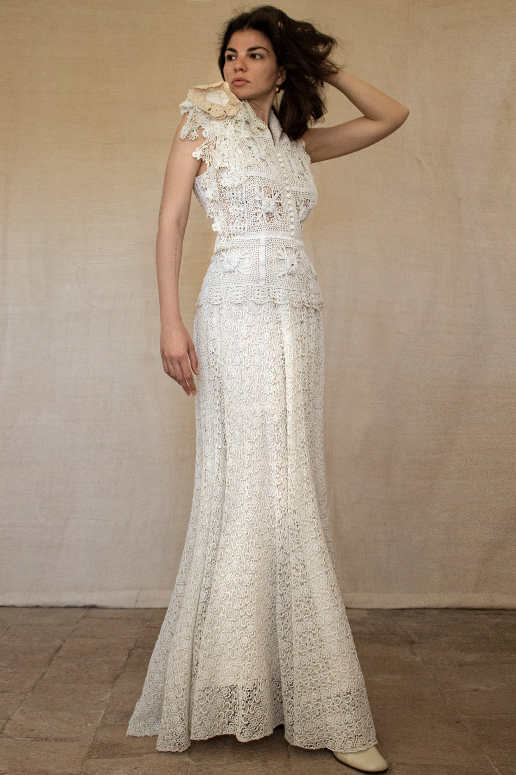 351 - ORIGINAL 1950S VINTAGE MACRAME LACE WEDDING DRESS: ECRU TEA LENGTH GOWN WITH CROCHET FLORAL INLAYS, BOHO CHIC RUSTIC BRIDAL STYLE - Vague atelier