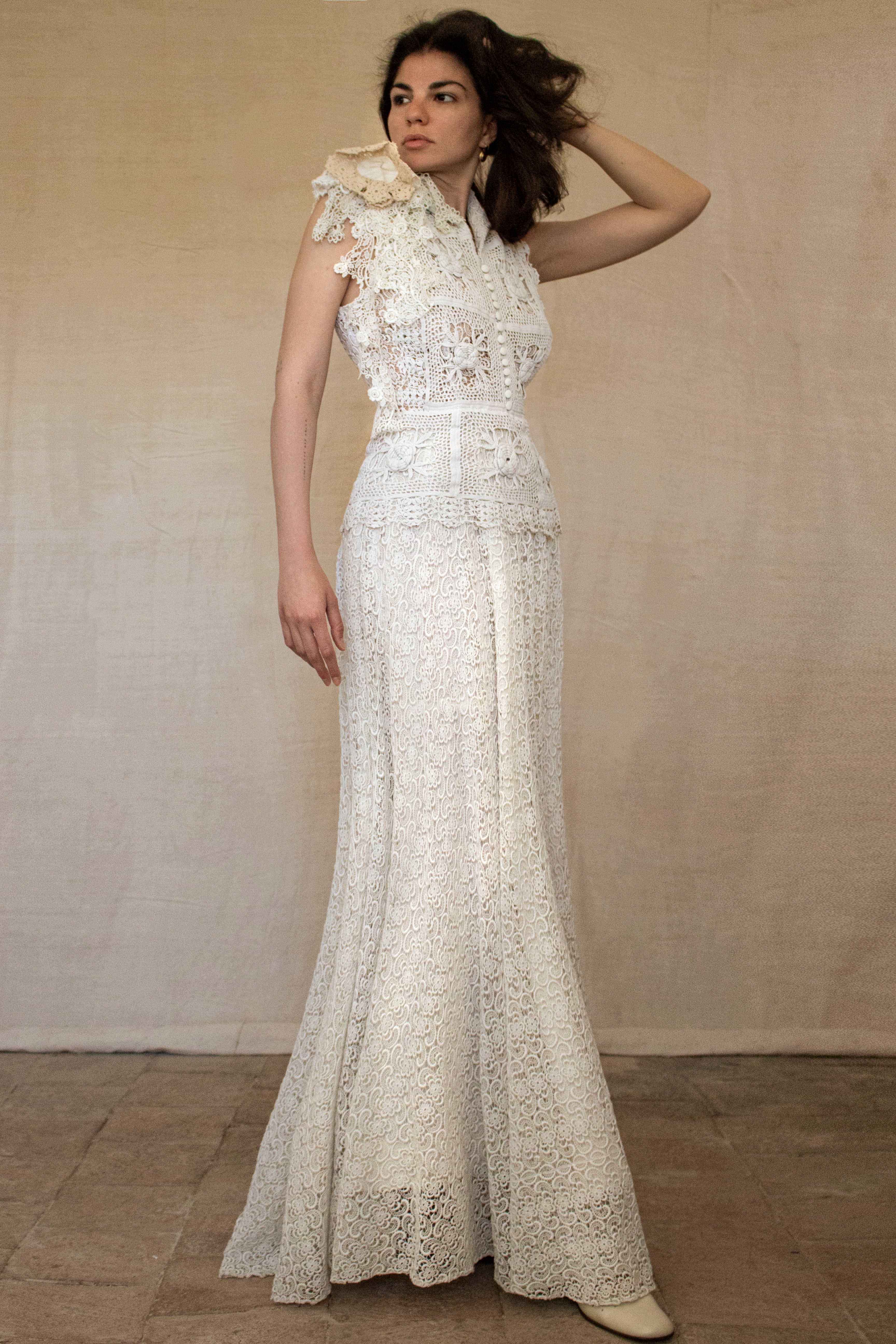 351 - ORIGINAL 1950S VINTAGE MACRAME LACE WEDDING DRESS: ECRU TEA LENGTH GOWN WITH CROCHET FLORAL INLAYS, BOHO CHIC RUSTIC BRIDAL STYLE