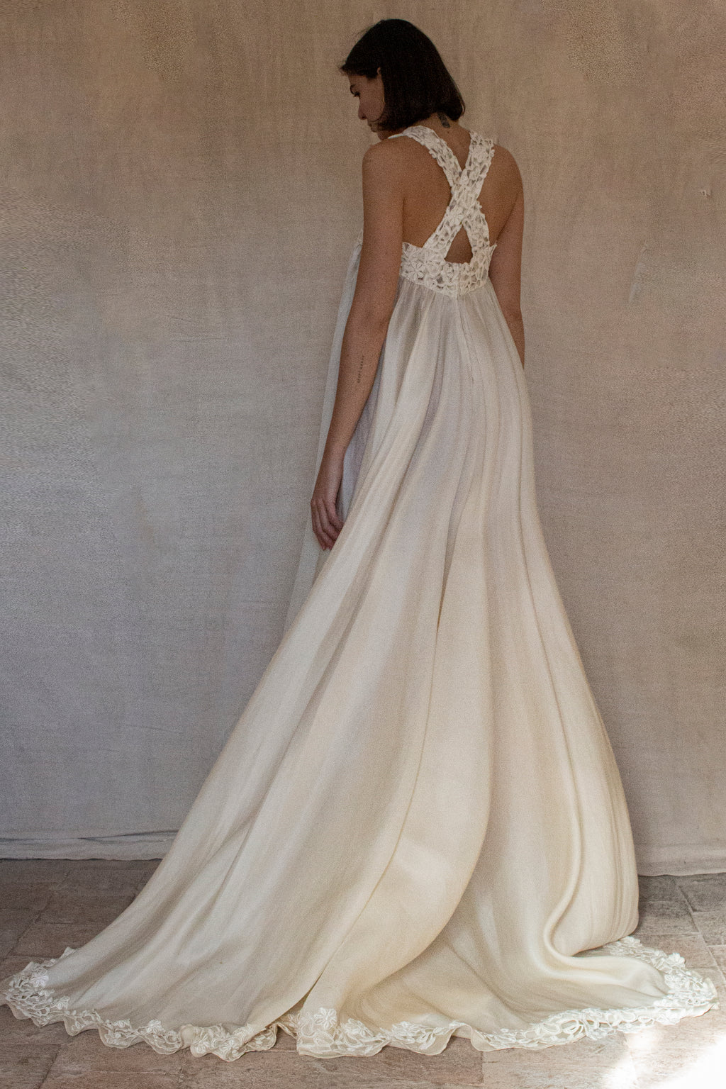 325 - ETHEREAL BOHO VINTAGE SILK ORGANZA GOWN: FLOWY 90S MINIMALIST A-LINE WITH LACE BACK - Vague atelier