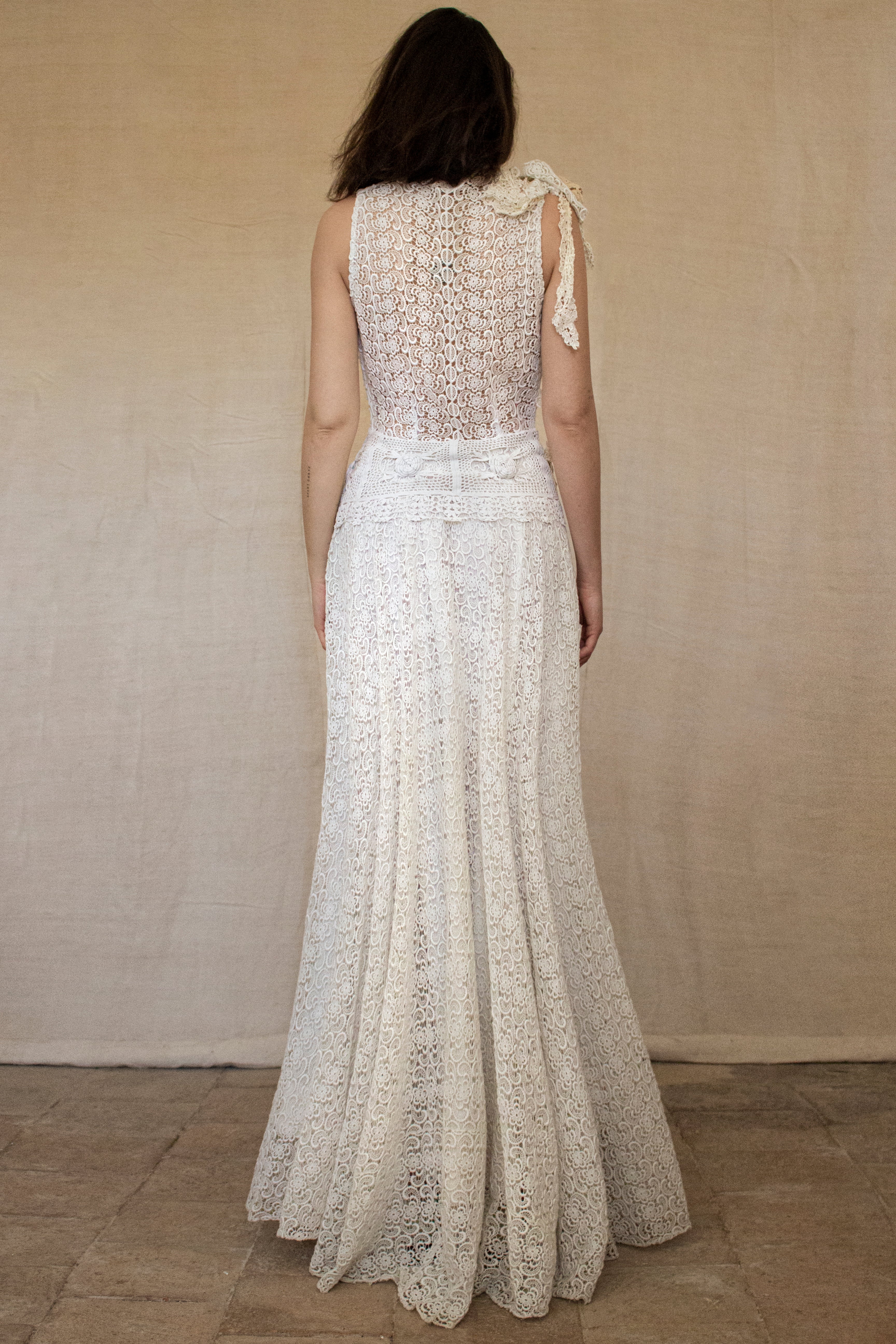 351 - ORIGINAL 1950S VINTAGE MACRAME LACE WEDDING DRESS: ECRU TEA LENGTH GOWN WITH CROCHET FLORAL INLAYS, BOHO CHIC RUSTIC BRIDAL STYLE