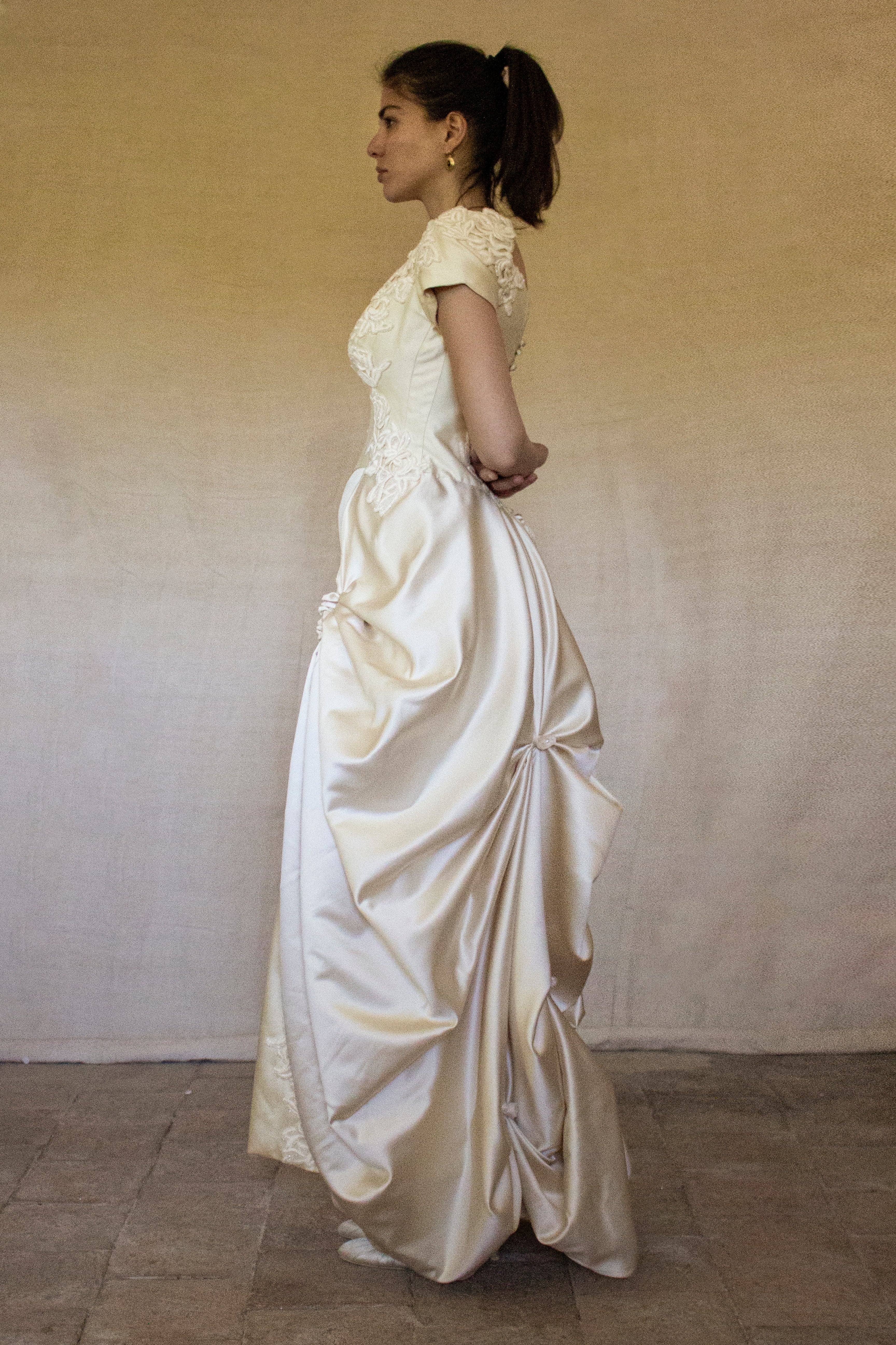 355 - VINTAGE 90s SILK COLUMN WEDDING DRESS: CREAM GOWN WITH GOLD SATIN DRAPED TRAIN & EMBROIDERED ROSES - Vague atelier