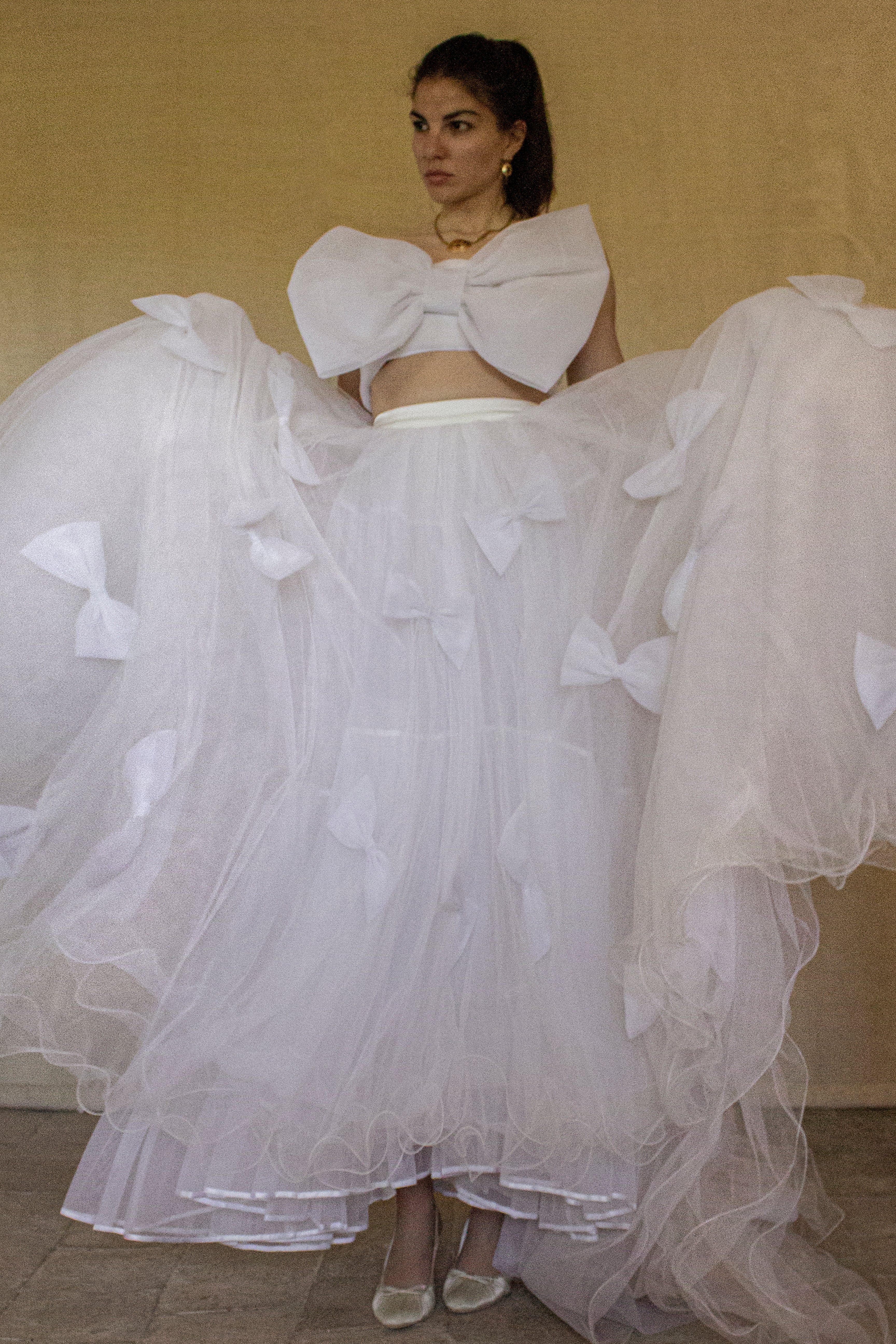 236 - VINTAGE TWO-PIECE TULLE WEDDING DRESS: CROP TOP WITH MAXI BOW & BIG BALL GOWN SKIRT - WHITE 90s STYLE - Vague atelier