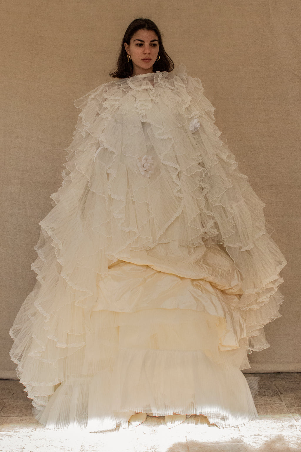 335 - ROMANTIC CREAM SILK TAFFETA VINTAGE WEDDING DRESS: UNIQUE 3-PIECE BALL GOWN WITH RUFFLED CLOUD CAPE - Vague atelier