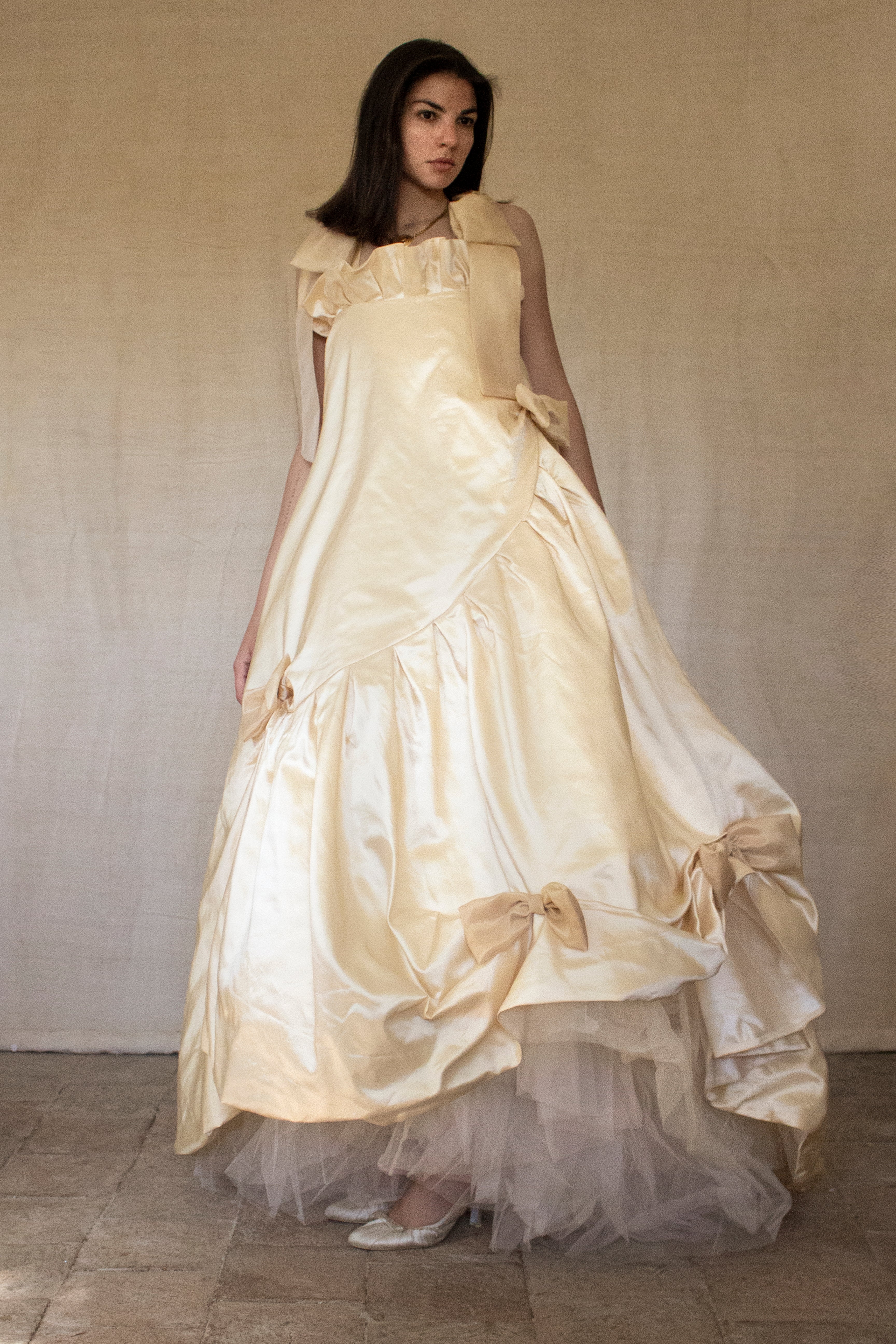 354 - UNIQUE SILK TAFFETA TRAPEZE WEDDING DRESS: CREAM & CARAMEL GOWN WITH MAXI ORGANZA BOWS, OPEN BACK & RUFFLES - Vague atelier