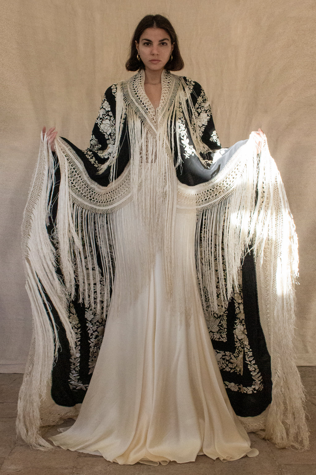 322 - ANTIQUE EARLY 1900S HAND-EMBROIDERED SILK PIANO SHAWL & VINTAGE SILK SATIN SKIRT - Vague atelier