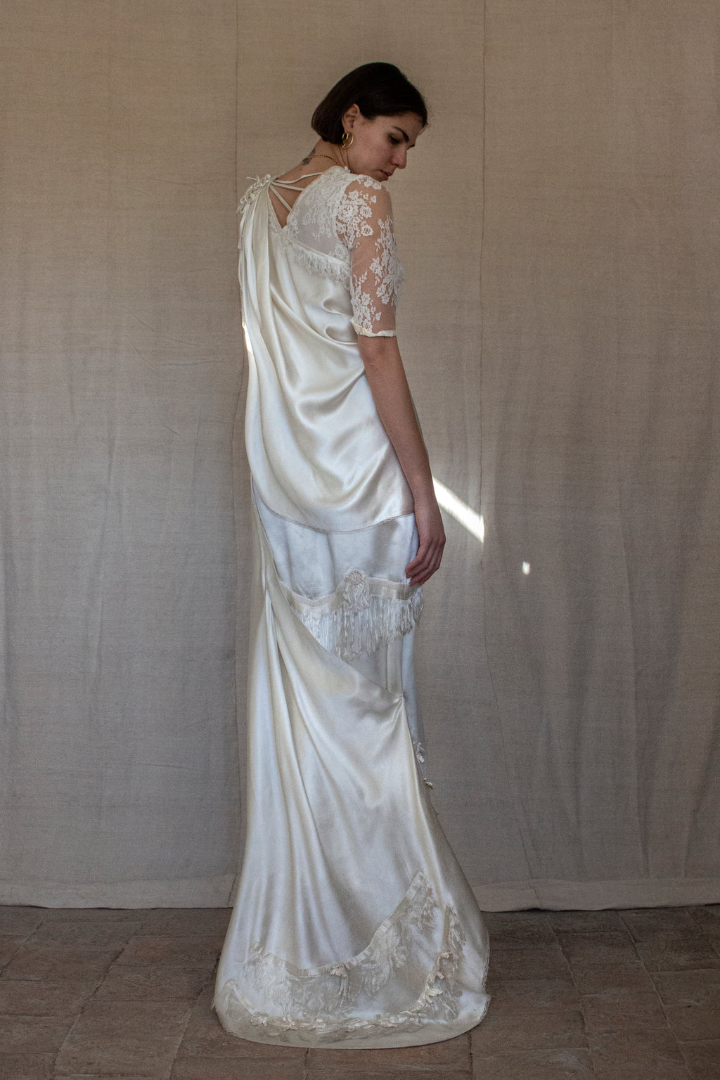 263 - MUSEUM QUALITY 1920S ANTIQUE BRIDAL GOWN: RESTORED ART DECO SILK SATIN & LACE DRESS WITH FRINGES - Vague atelier