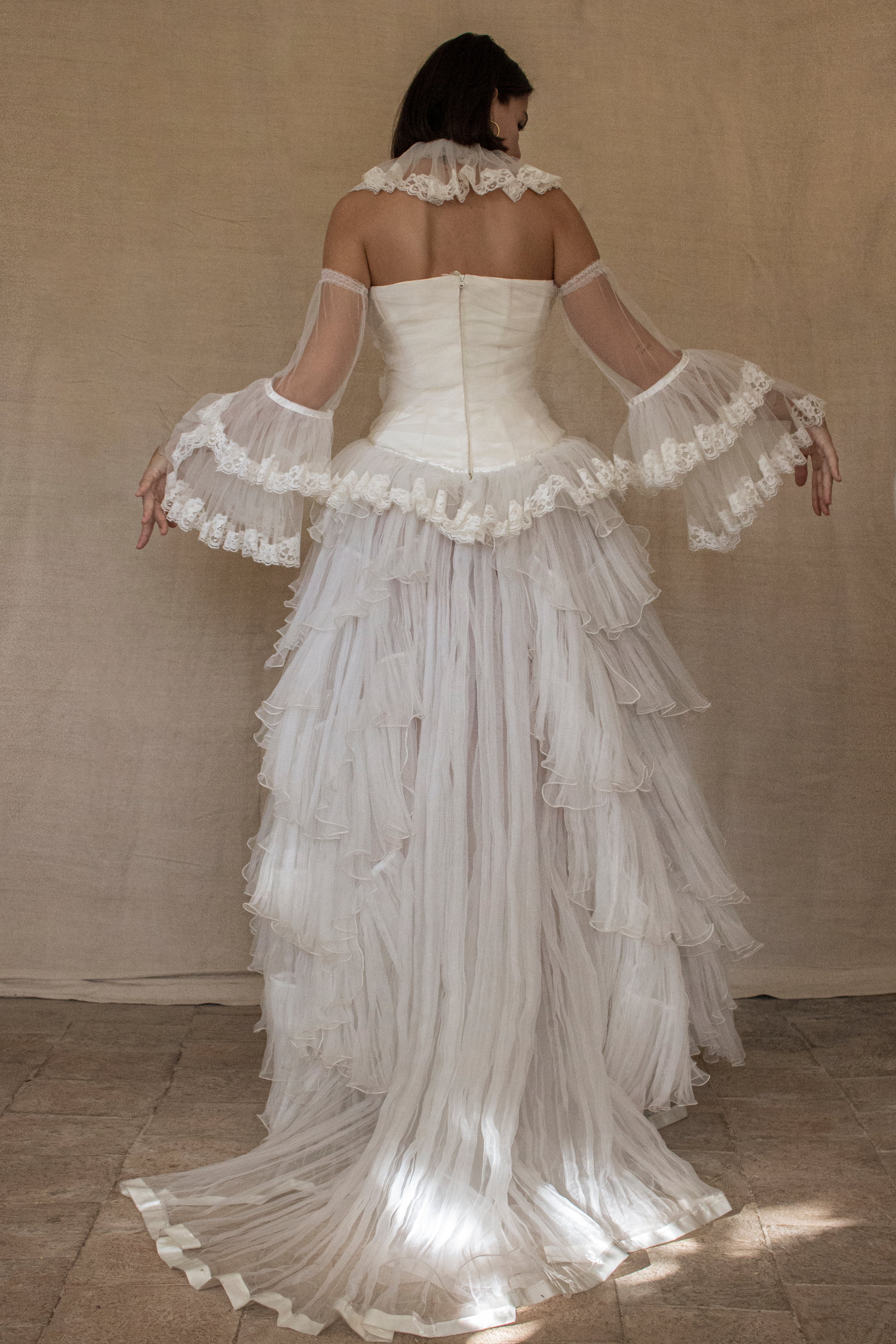 317 - MODULAR VINTAGE BOHO BRIDAL SET: DETACHABLE LACE TOP & SLEEVES WITH SCENOGRAPHIC PLEATED "WING" SKIRT