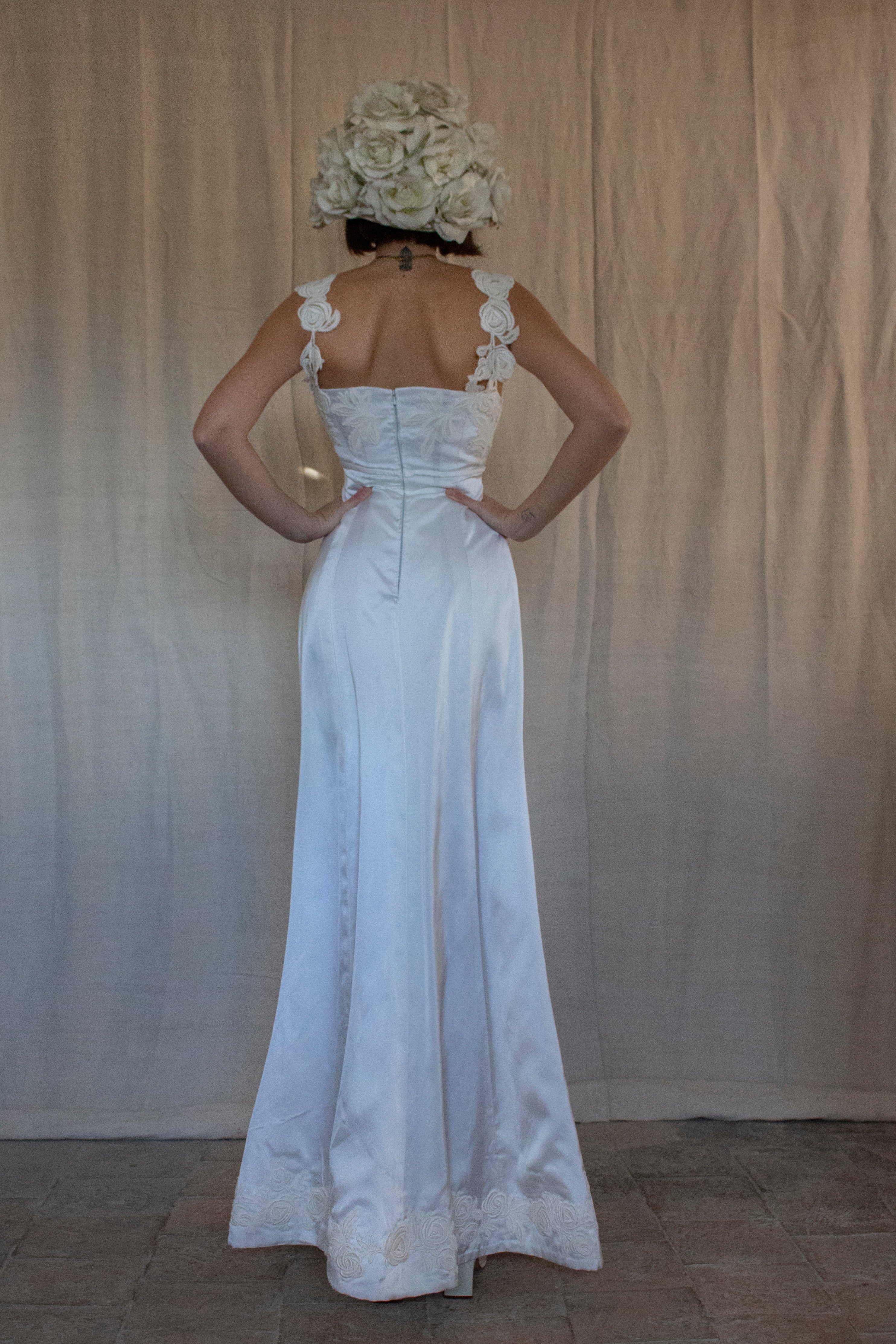 252 - ICONIC 1960S EMPIRE BRIDAL SET: ICE SATIN GOWN & STRAW BUCKET HAT WITH MAXI ROSES