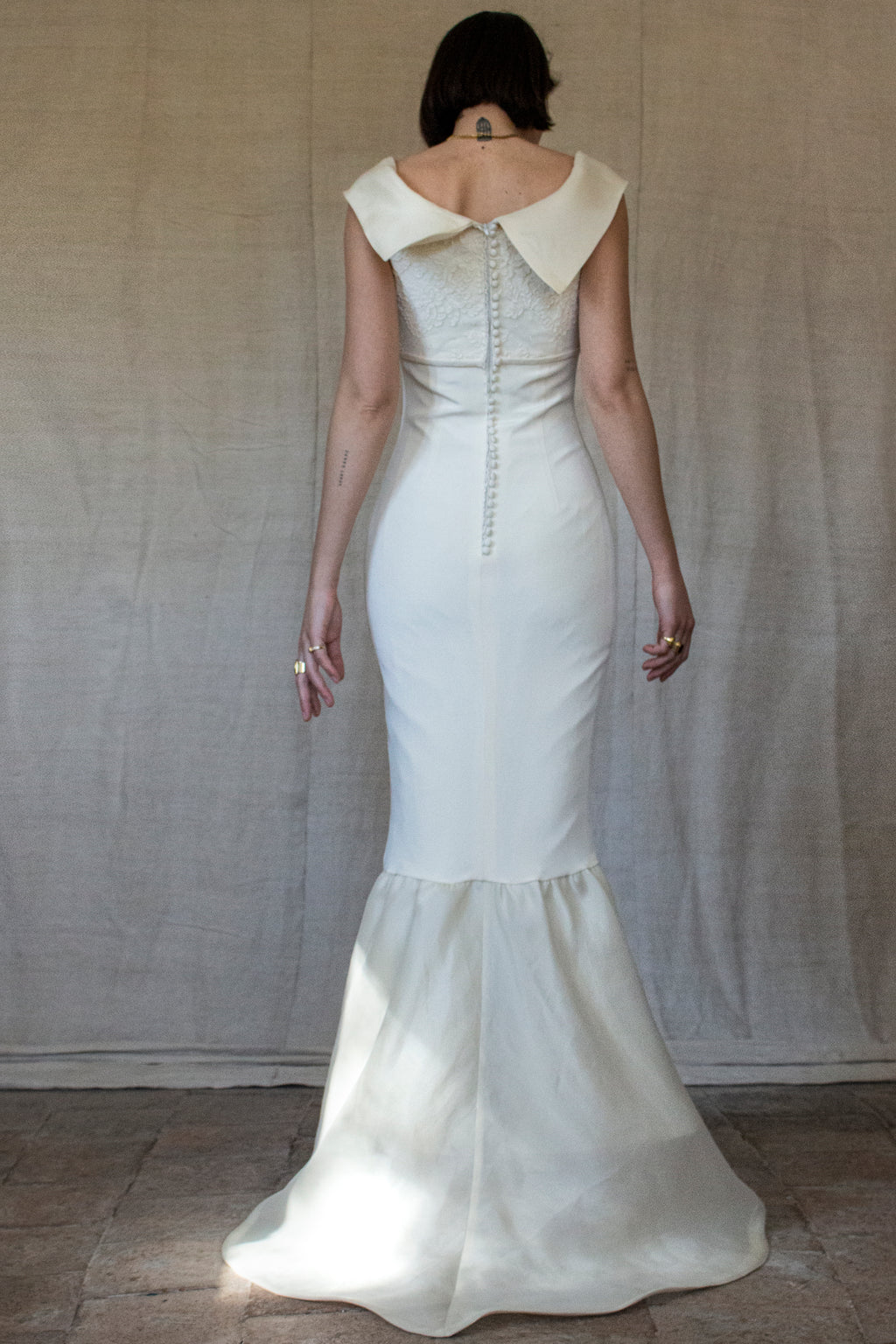 273 - CHIC VINTAGE PURE SILK BRIDAL MERMAID GOWN: LACE BODICE & VERTICAL MAXI BOWS - Vague atelier