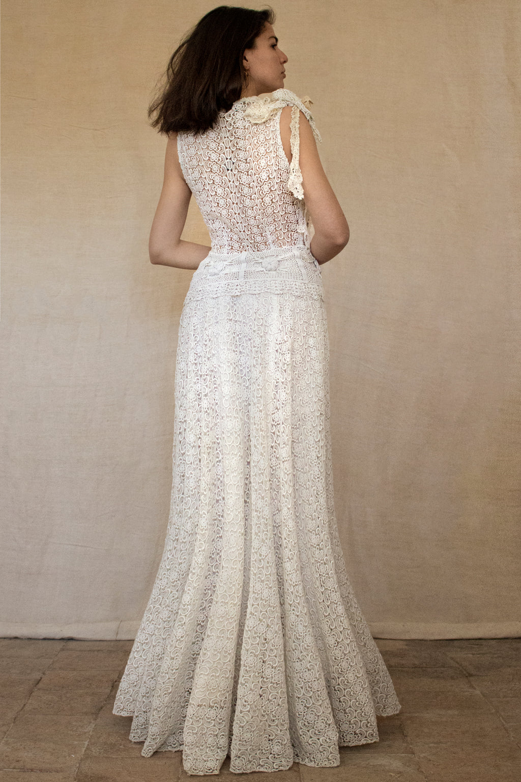 351 - ORIGINAL 1950S VINTAGE MACRAME LACE WEDDING DRESS: ECRU TEA LENGTH GOWN WITH CROCHET FLORAL INLAYS, BOHO CHIC RUSTIC BRIDAL STYLE - Vague atelier
