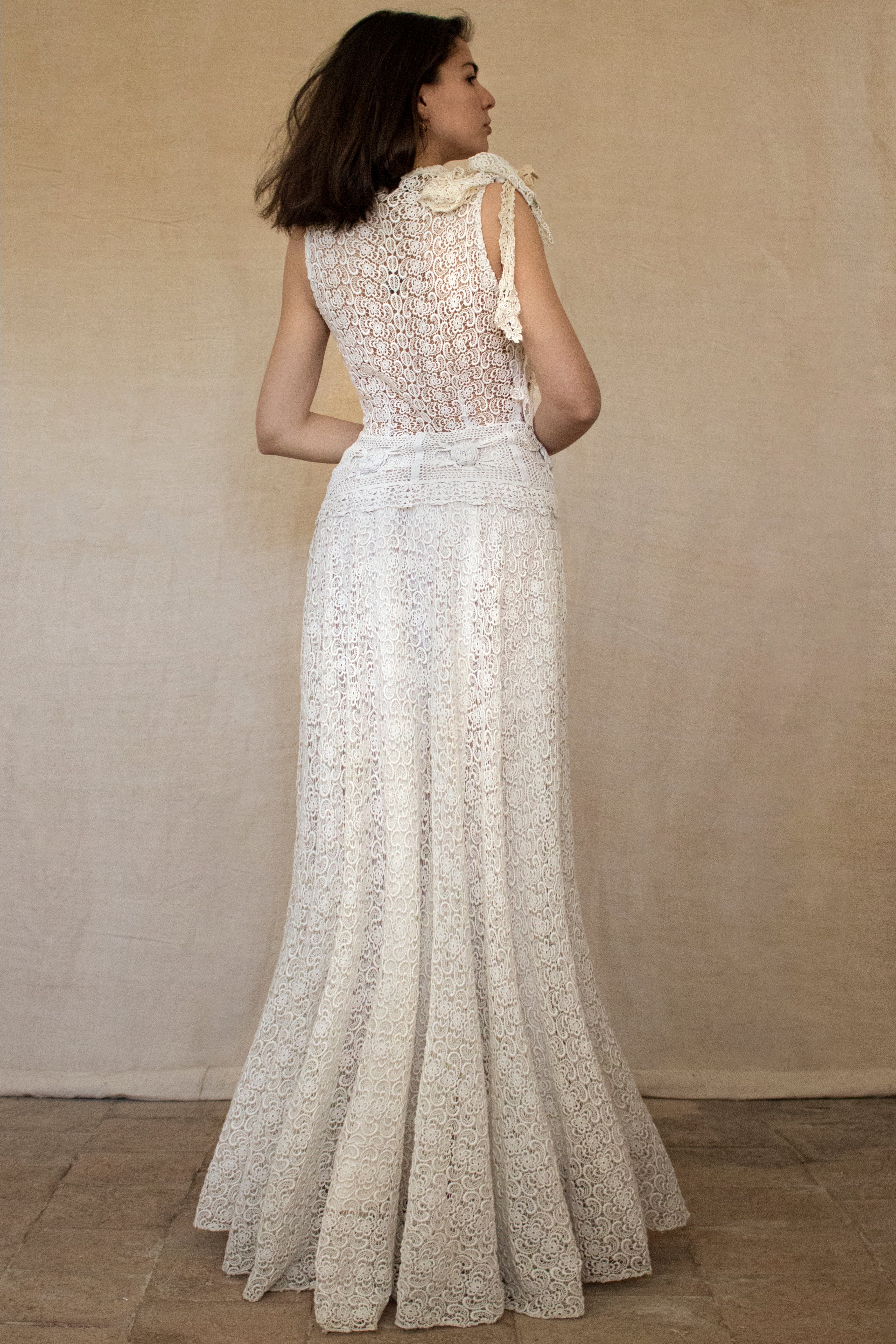 351 - ORIGINAL 1950S VINTAGE MACRAME LACE WEDDING DRESS: ECRU TEA LENGTH GOWN WITH CROCHET FLORAL INLAYS, BOHO CHIC RUSTIC BRIDAL STYLE