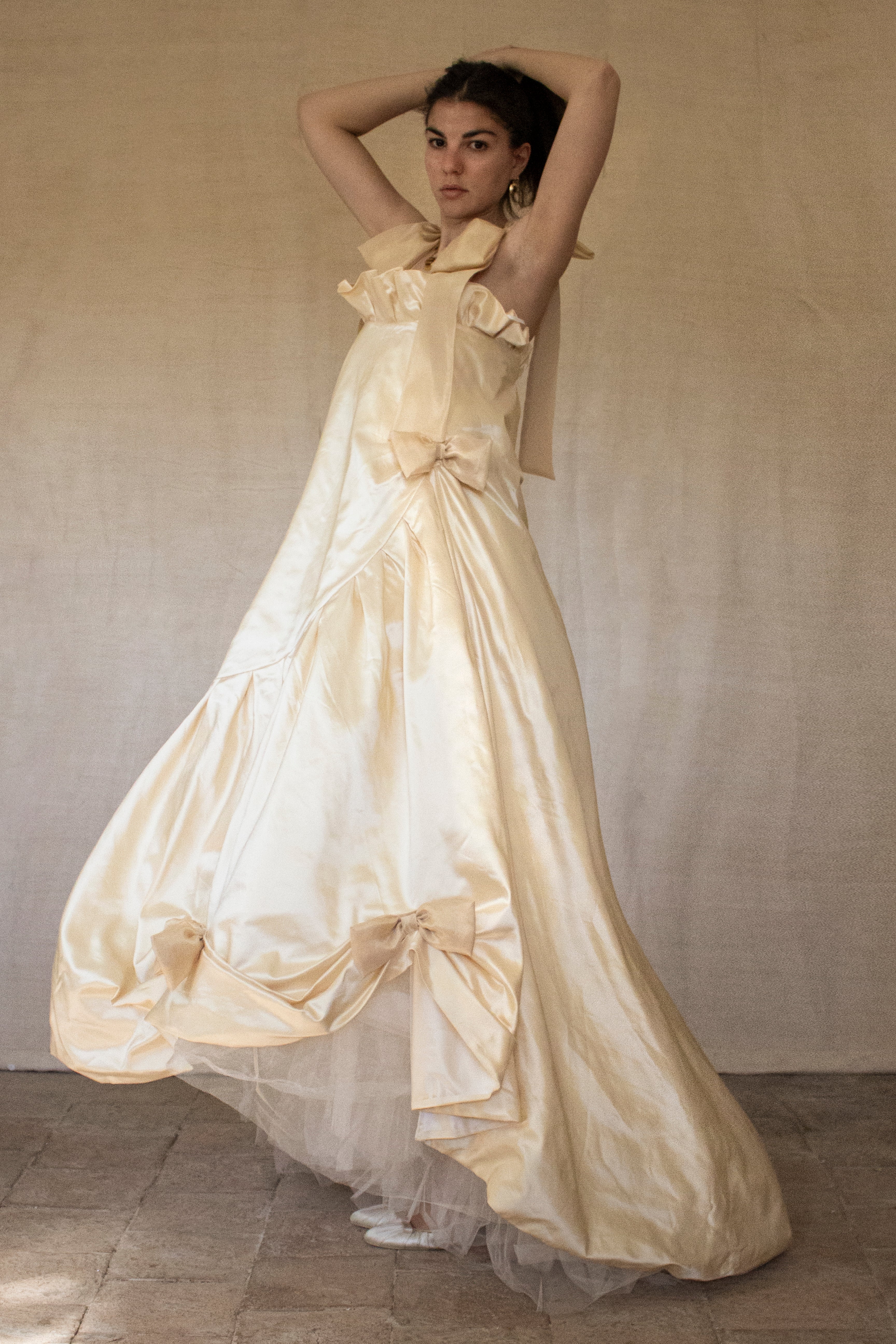 354 - UNIQUE SILK TAFFETA TRAPEZE WEDDING DRESS: CREAM & CARAMEL GOWN WITH MAXI ORGANZA BOWS, OPEN BACK & RUFFLES - Vague atelier