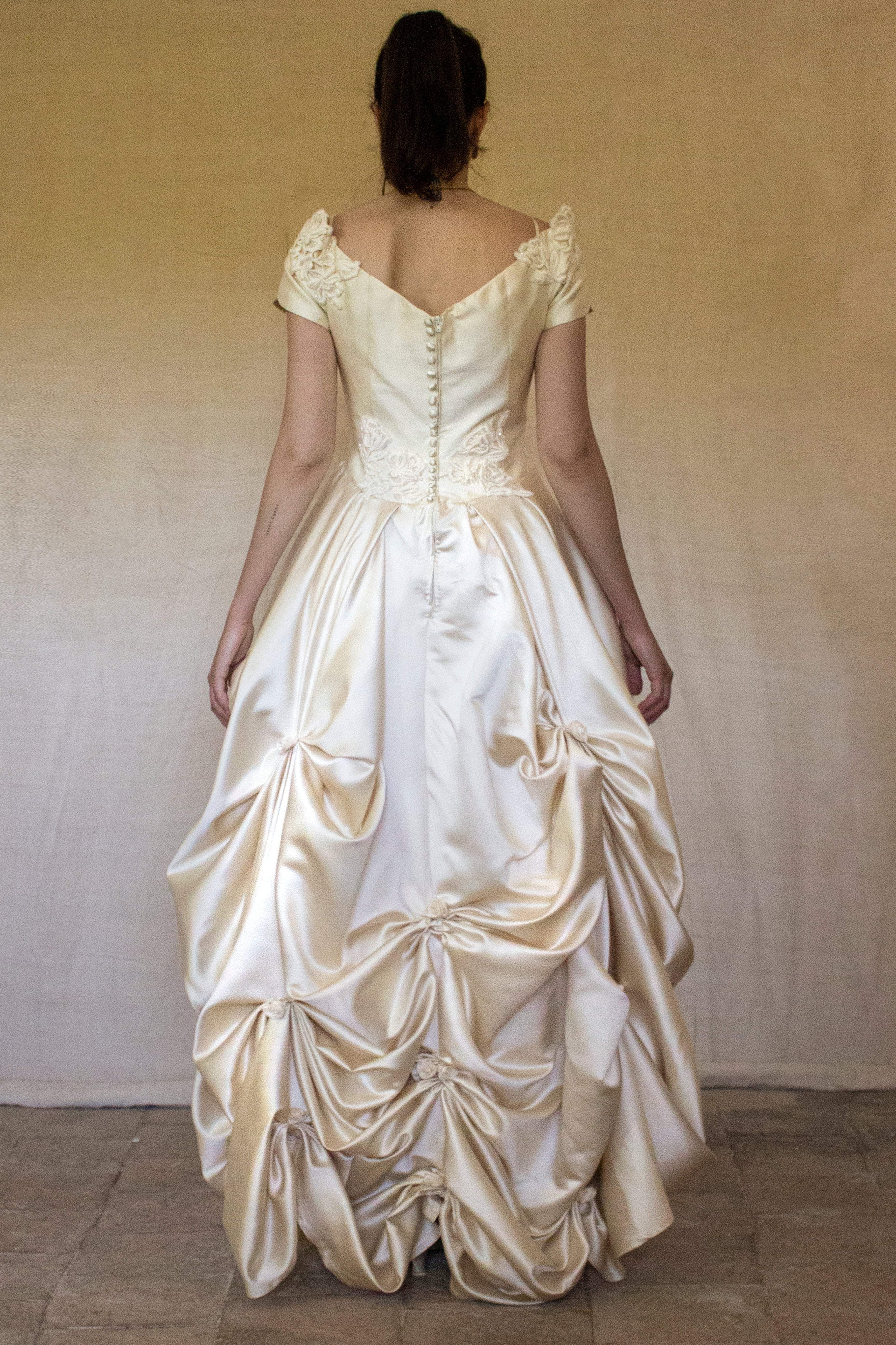 355 - VINTAGE 90s SILK COLUMN WEDDING DRESS: CREAM GOWN WITH GOLD SATIN DRAPED TRAIN & EMBROIDERED ROSES - Vague atelier