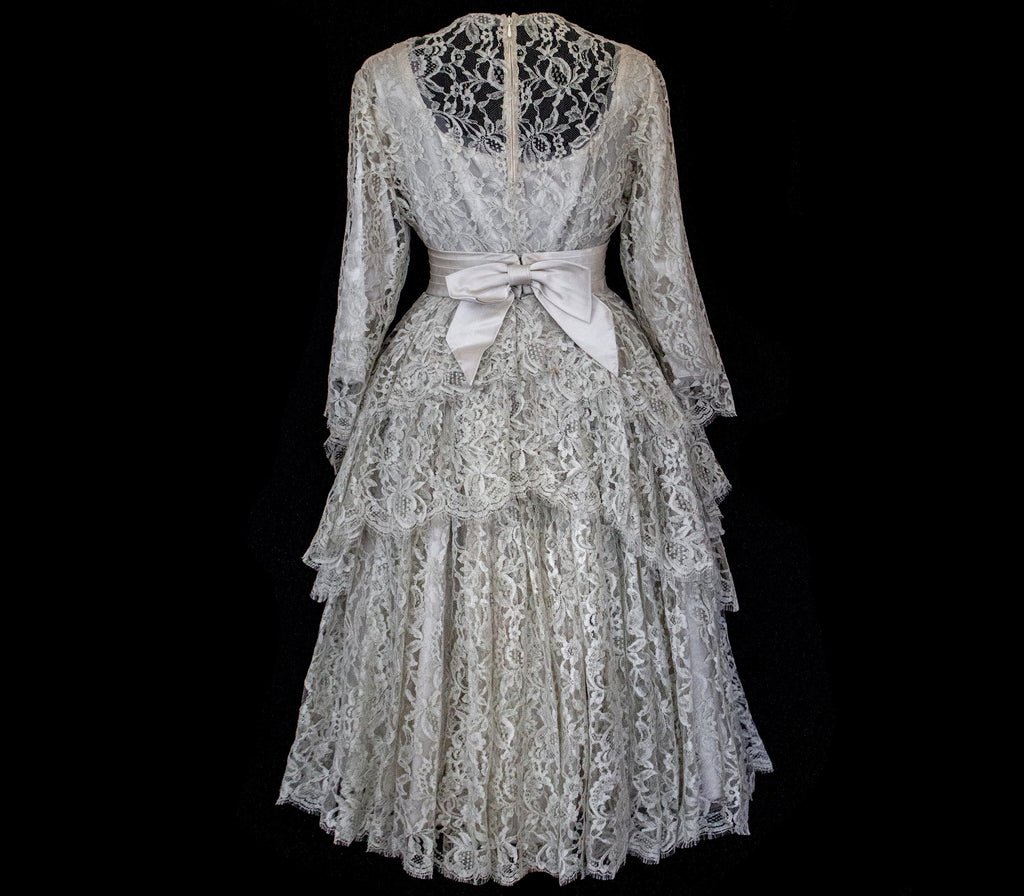 306 - VINTAGE 1960S LACE MINI WEDDING DRESS: MOD STYLE SHORT GOWN WITH ASYMMETRICAL PEPLUM - Vague atelier