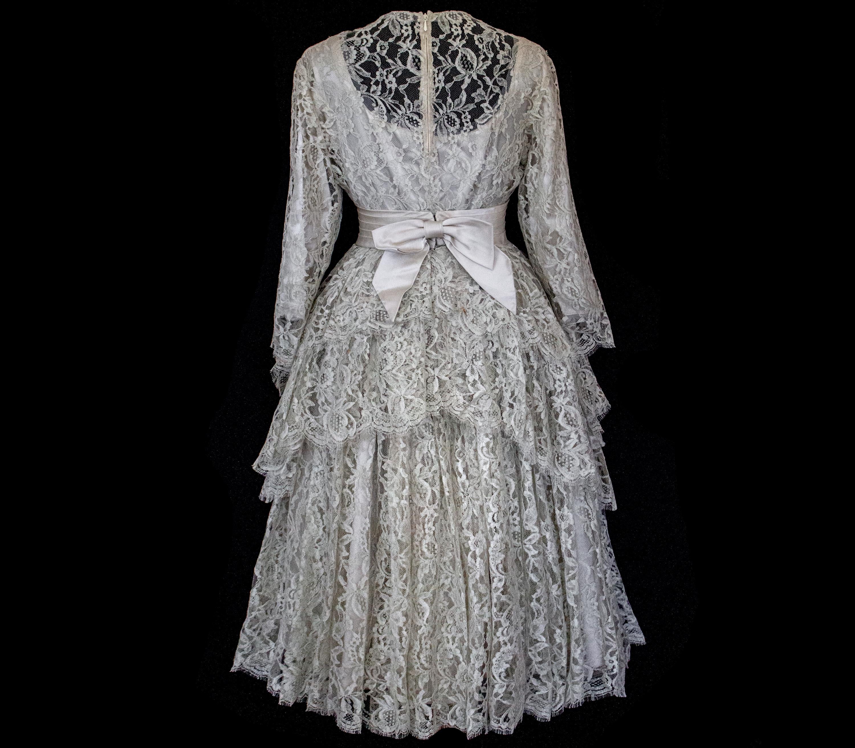 306 - VINTAGE 1960S LACE MINI WEDDING DRESS: MOD STYLE SHORT GOWN WITH ASYMMETRICAL PEPLUM - Vague atelier