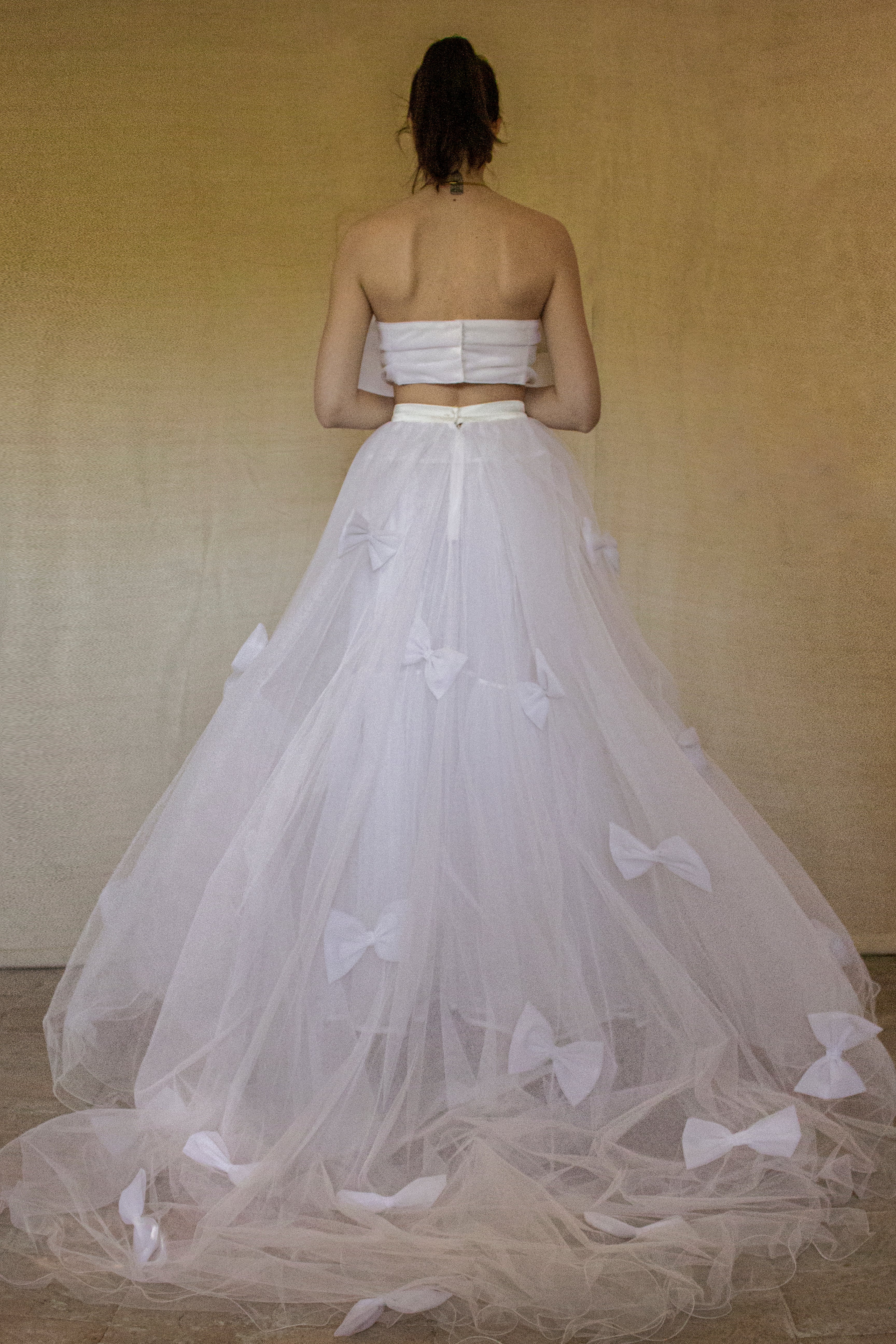 236 - VINTAGE TWO-PIECE TULLE WEDDING DRESS: CROP TOP WITH MAXI BOW & BIG BALL GOWN SKIRT - WHITE 90s STYLE - Vague atelier