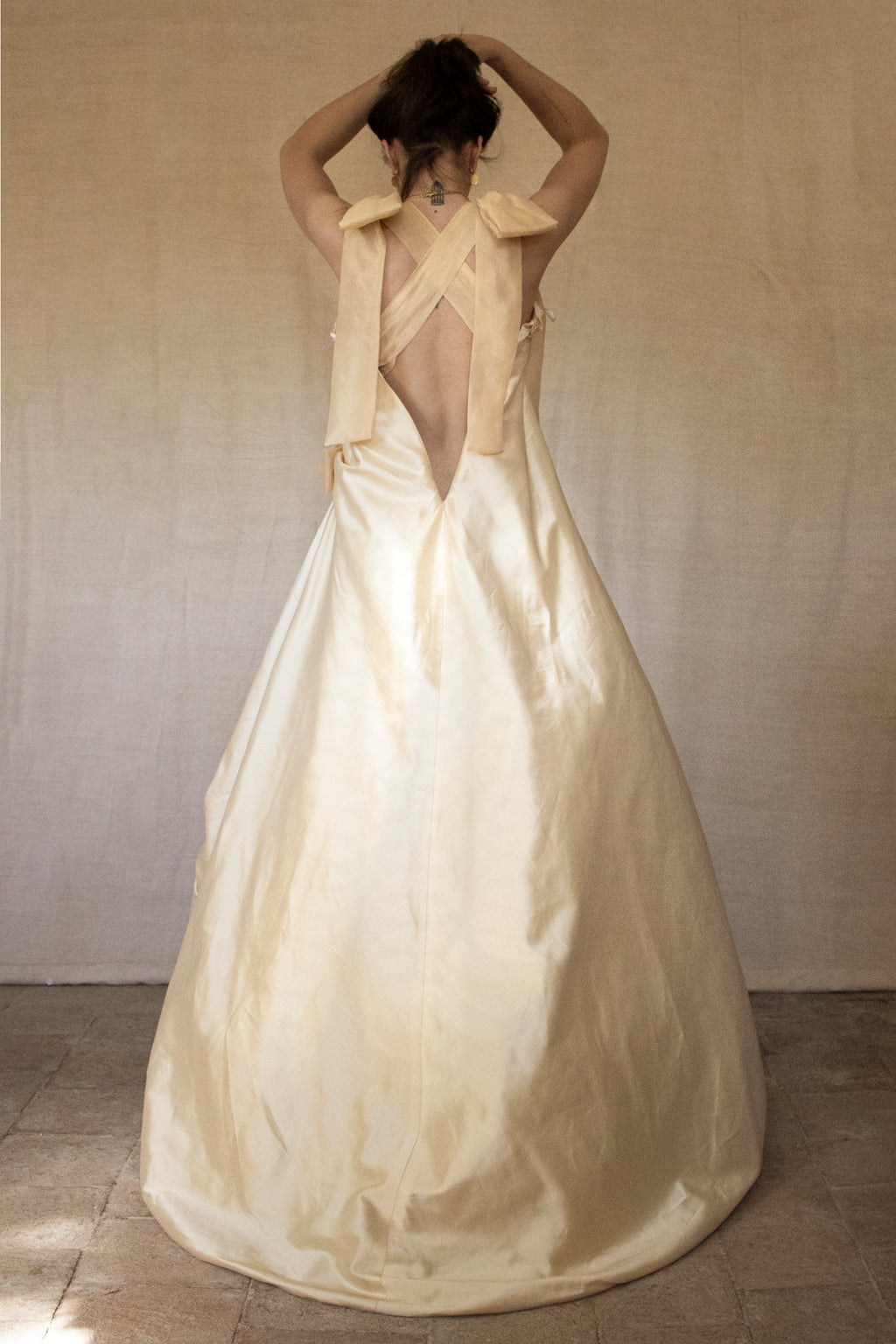 354 - UNIQUE SILK TAFFETA TRAPEZE WEDDING DRESS: CREAM & CARAMEL GOWN WITH MAXI ORGANZA BOWS, OPEN BACK & RUFFLES - Vague atelier