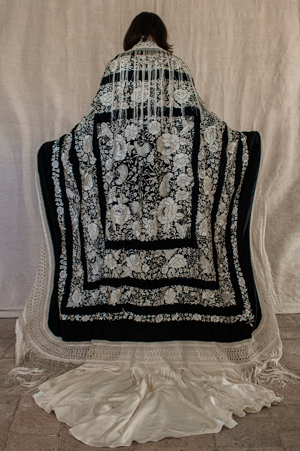 322 - ANTIQUE EARLY 1900S HAND-EMBROIDERED SILK PIANO SHAWL & VINTAGE SILK SATIN SKIRT - Vague atelier