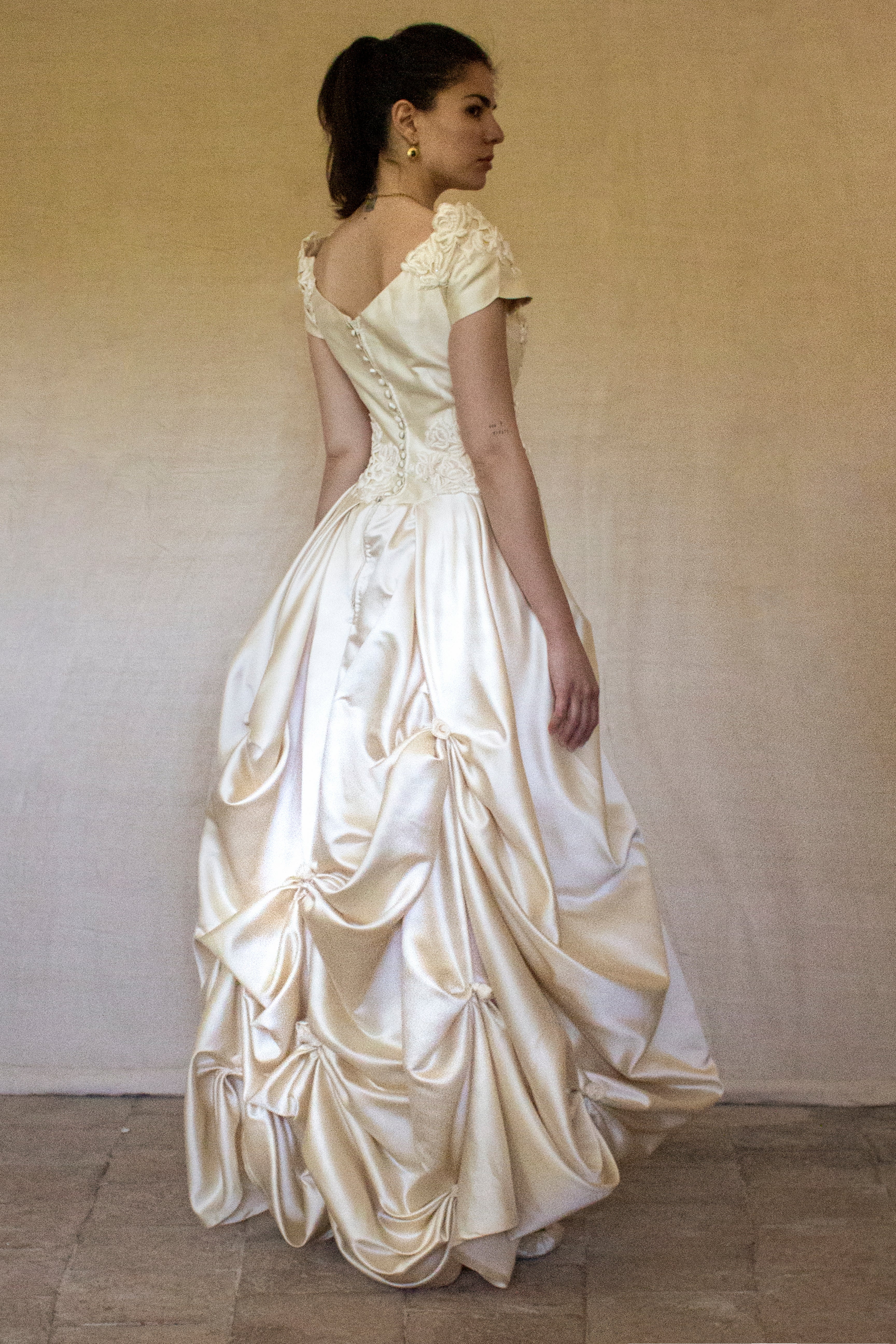 355 - VINTAGE 90s SILK COLUMN WEDDING DRESS: CREAM GOWN WITH GOLD SATIN DRAPED TRAIN & EMBROIDERED ROSES - Vague atelier