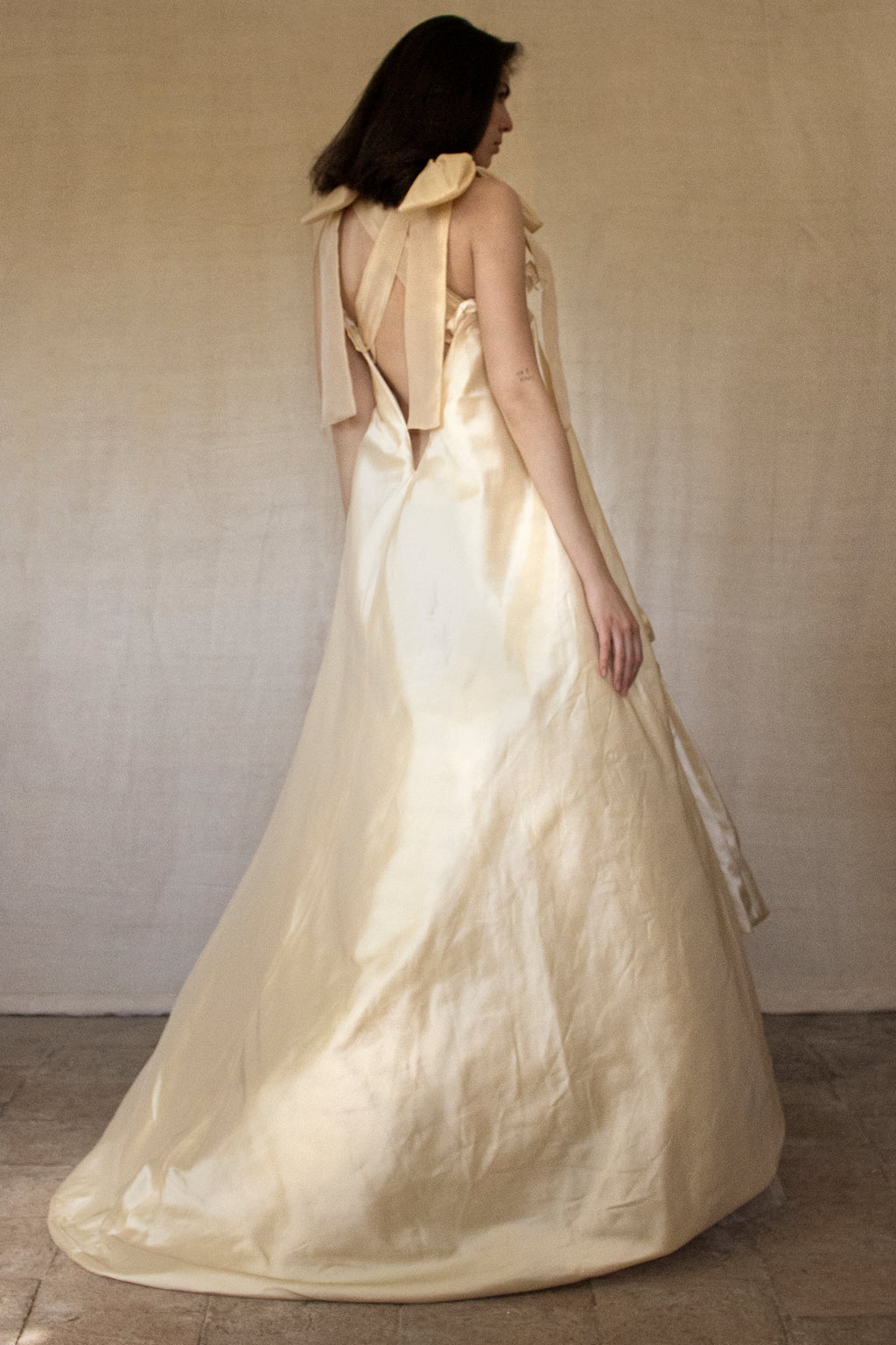 354 - UNIQUE SILK TAFFETA TRAPEZE WEDDING DRESS: CREAM & CARAMEL GOWN WITH MAXI ORGANZA BOWS, OPEN BACK & RUFFLES - Vague atelier