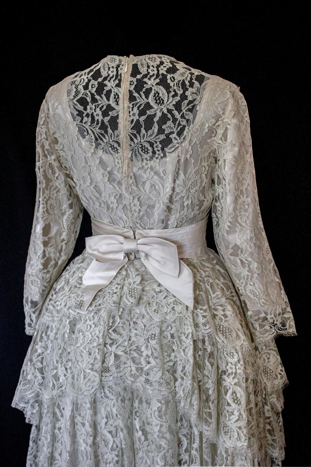 306 - VINTAGE 1960S LACE MINI WEDDING DRESS: MOD STYLE SHORT GOWN WITH ASYMMETRICAL PEPLUM - Vague atelier