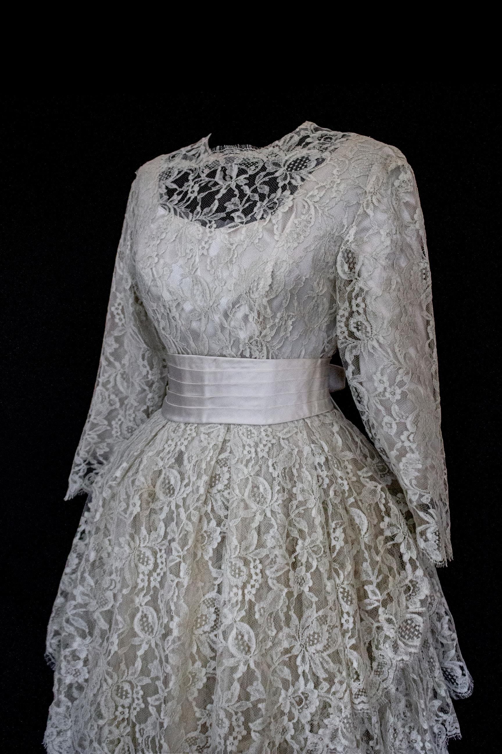 306 - VINTAGE 1960S LACE MINI WEDDING DRESS: MOD STYLE SHORT GOWN WITH ASYMMETRICAL PEPLUM