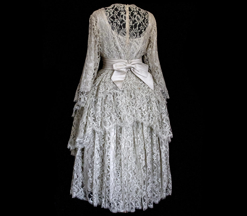 306 - VINTAGE 1960S LACE MINI WEDDING DRESS: MOD STYLE SHORT GOWN WITH ASYMMETRICAL PEPLUM - Vague atelier