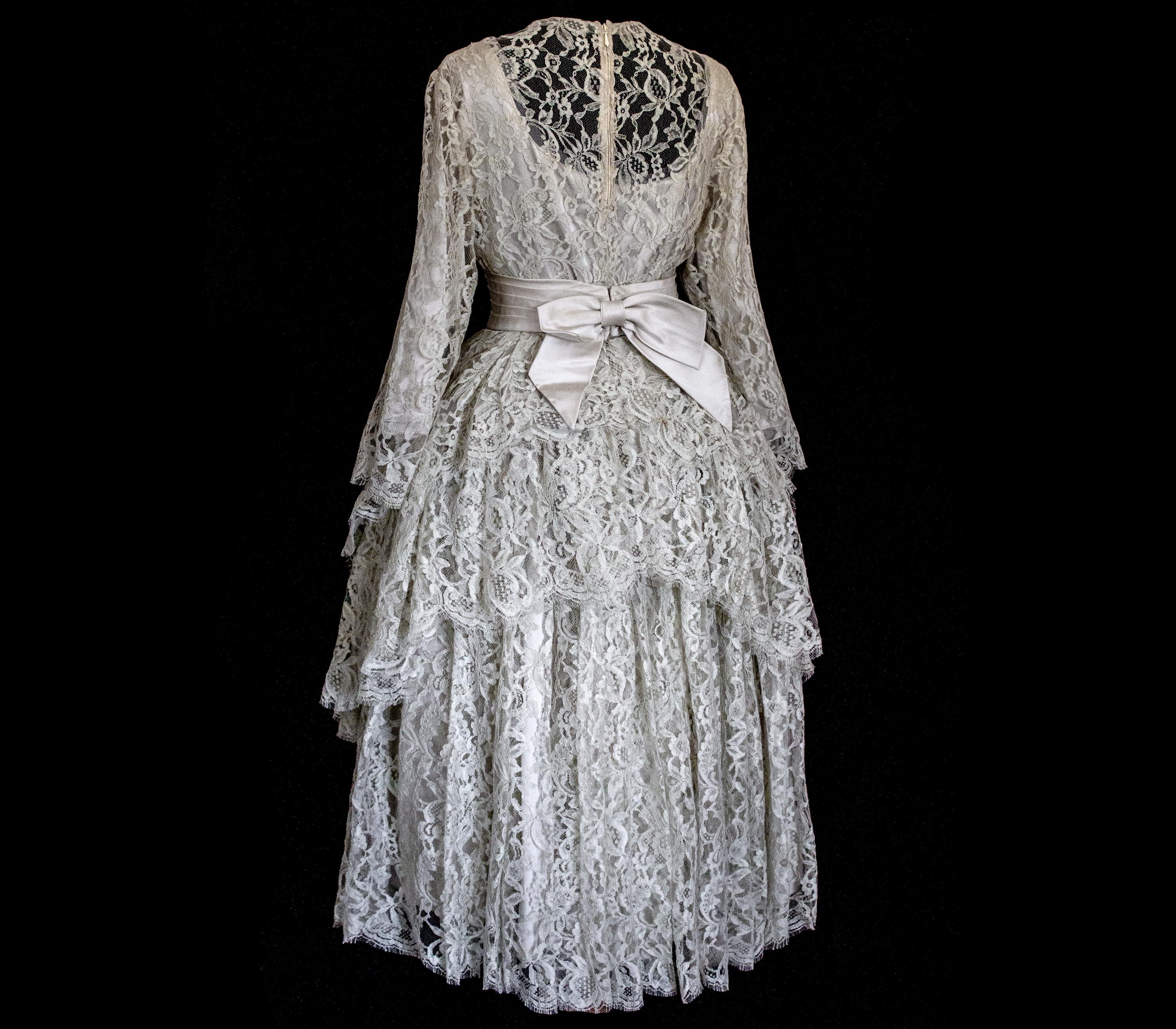 306 - VINTAGE 1960S LACE MINI WEDDING DRESS: MOD STYLE SHORT GOWN WITH ASYMMETRICAL PEPLUM - Vague atelier
