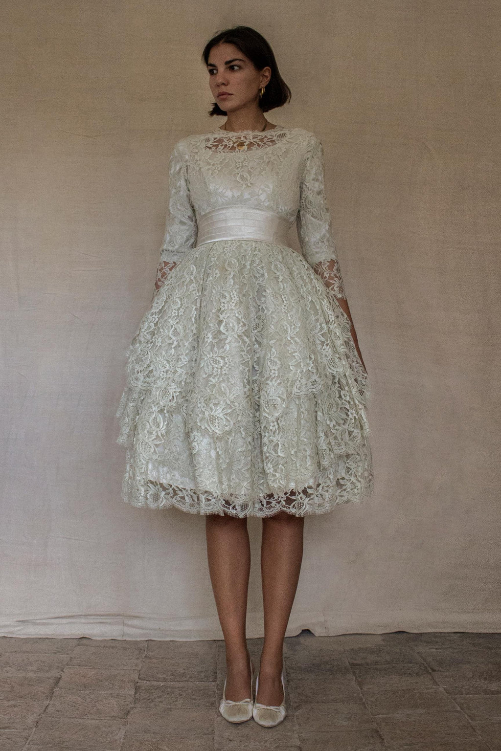 306 - VINTAGE 1960S LACE MINI WEDDING DRESS: MOD STYLE SHORT GOWN WITH ASYMMETRICAL PEPLUM - Vague atelier
