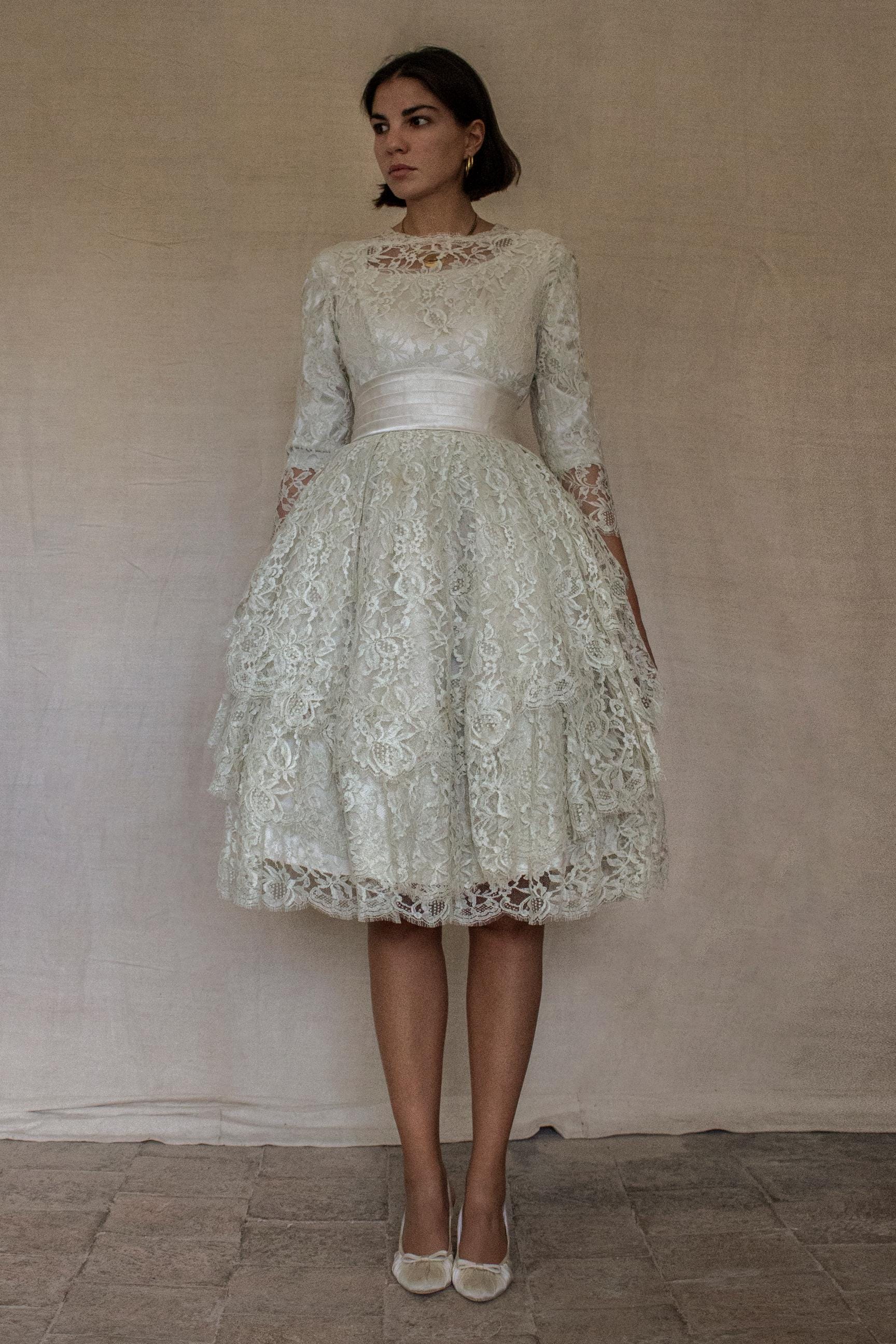 306 - VINTAGE 1960S LACE MINI WEDDING DRESS: MOD STYLE SHORT GOWN WITH ASYMMETRICAL PEPLUM