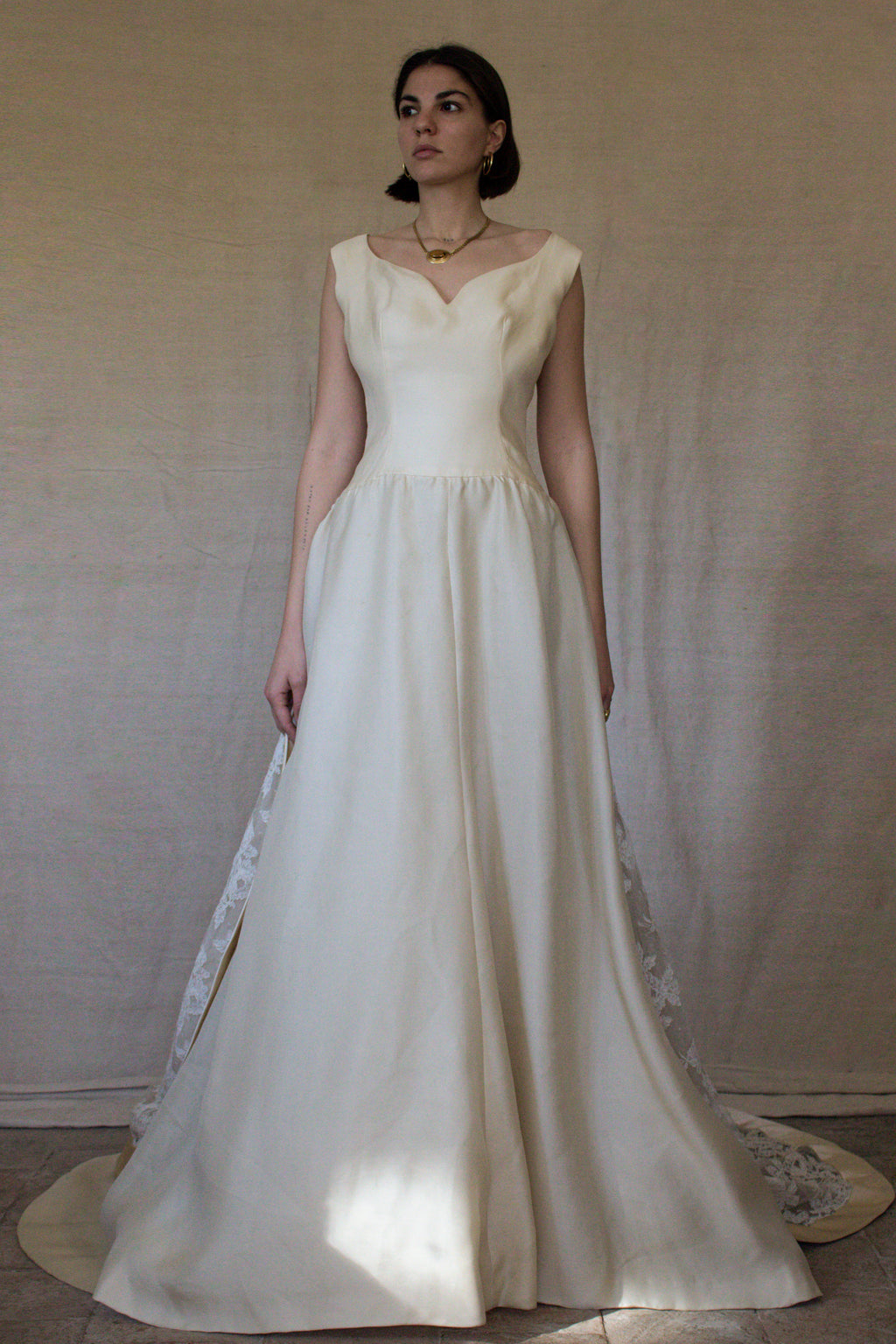 137 - VINTAGE LORENZO RIVA DESIGNER SIGNED WEDDING DRESS: PRECIOUS SILK & LACE TRAIN GOWN - 1950S 1960S ARCHIVAL COUTURE