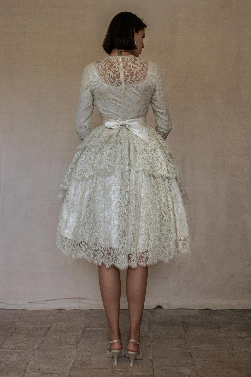 306 - VINTAGE 1960S LACE MINI WEDDING DRESS: MOD STYLE SHORT GOWN WITH ASYMMETRICAL PEPLUM - Vague atelier