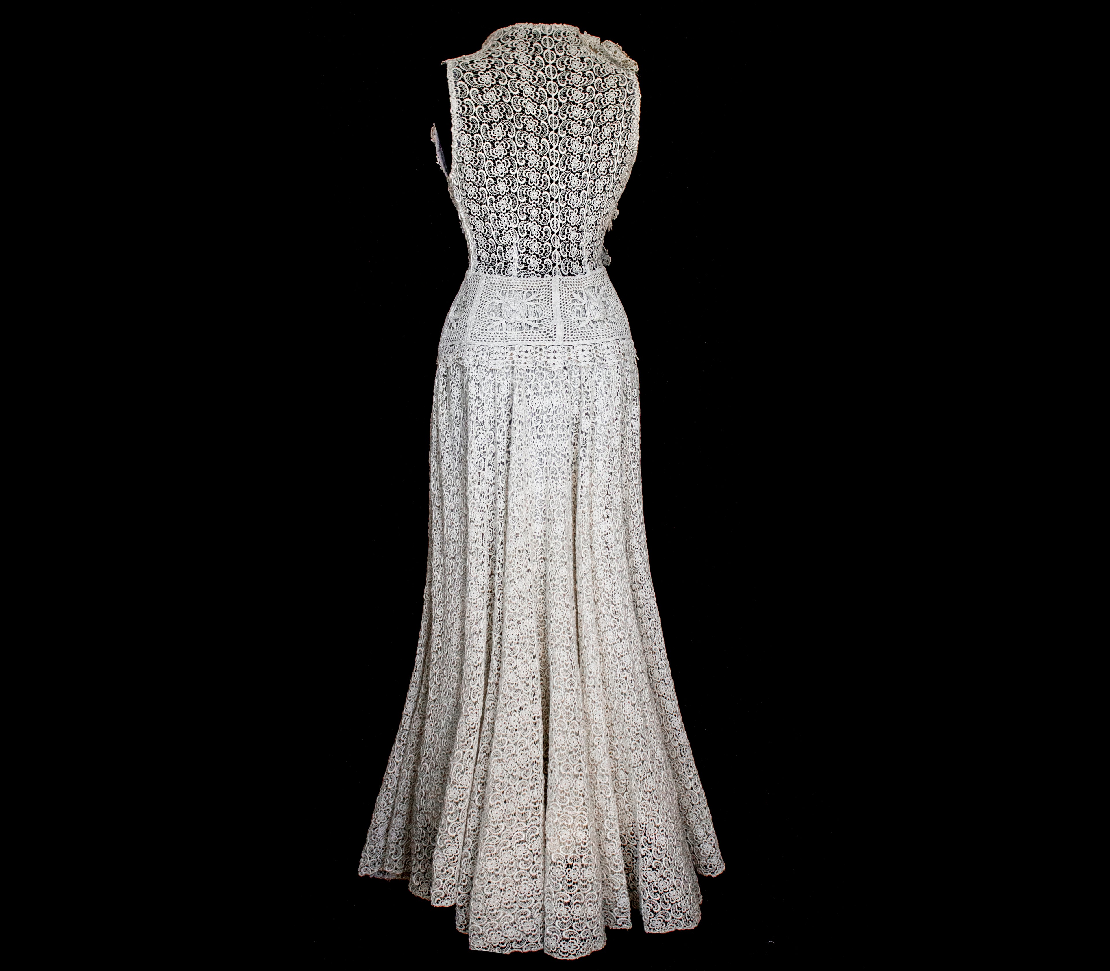 351 - ORIGINAL 1950S VINTAGE MACRAME LACE WEDDING DRESS: ECRU TEA LENGTH GOWN WITH CROCHET FLORAL INLAYS, BOHO CHIC RUSTIC BRIDAL STYLE - Vague atelier