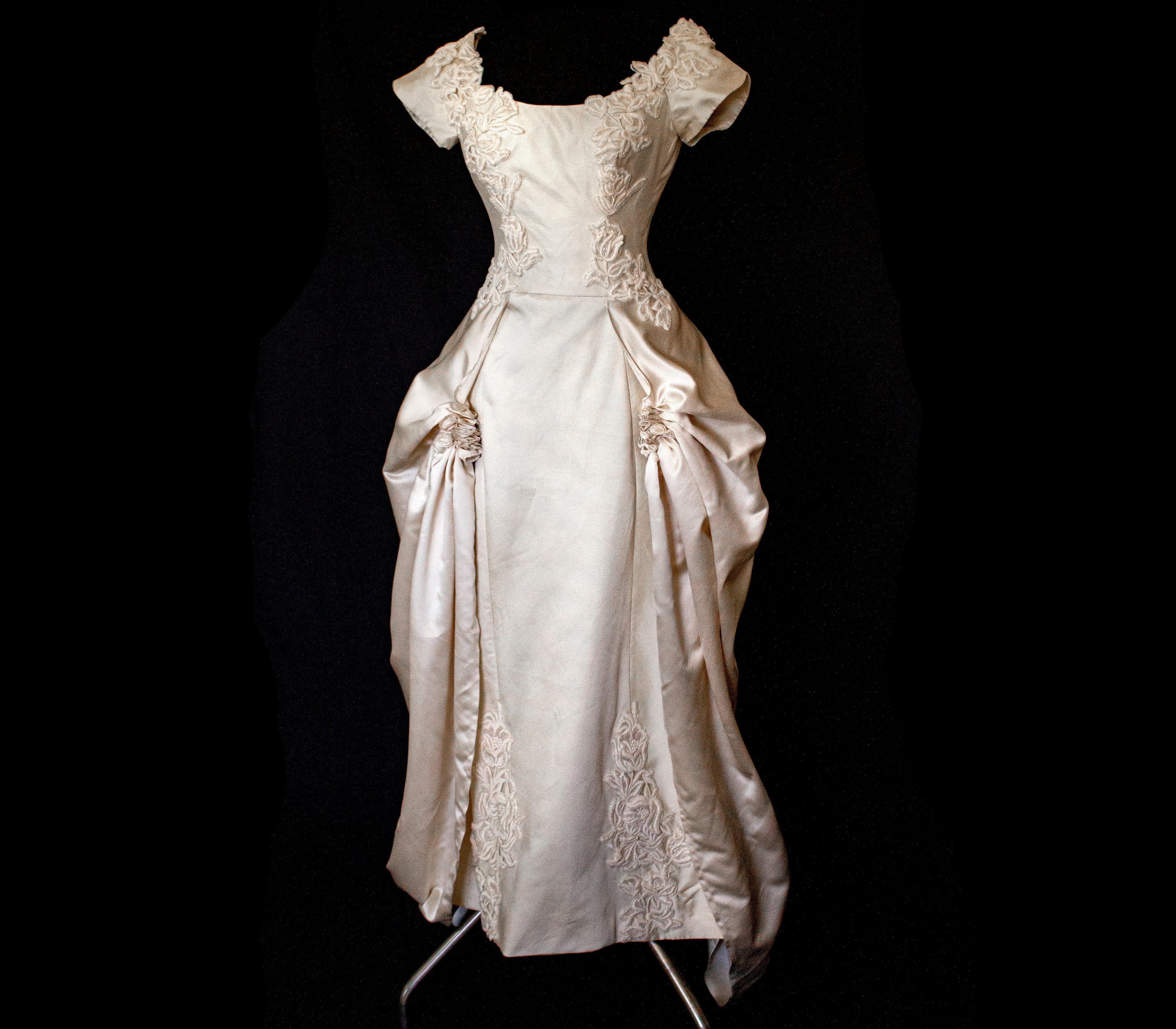 355 - VINTAGE 90s SILK COLUMN WEDDING DRESS: CREAM GOWN WITH GOLD SATIN DRAPED TRAIN & EMBROIDERED ROSES - Vague atelier
