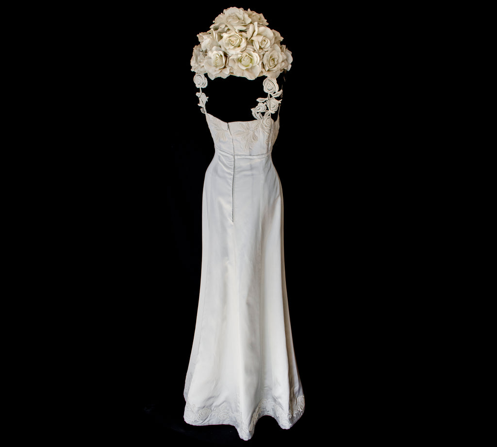 252 - ICONIC 1960S EMPIRE BRIDAL SET: ICE SATIN GOWN & STRAW BUCKET HAT WITH MAXI ROSES