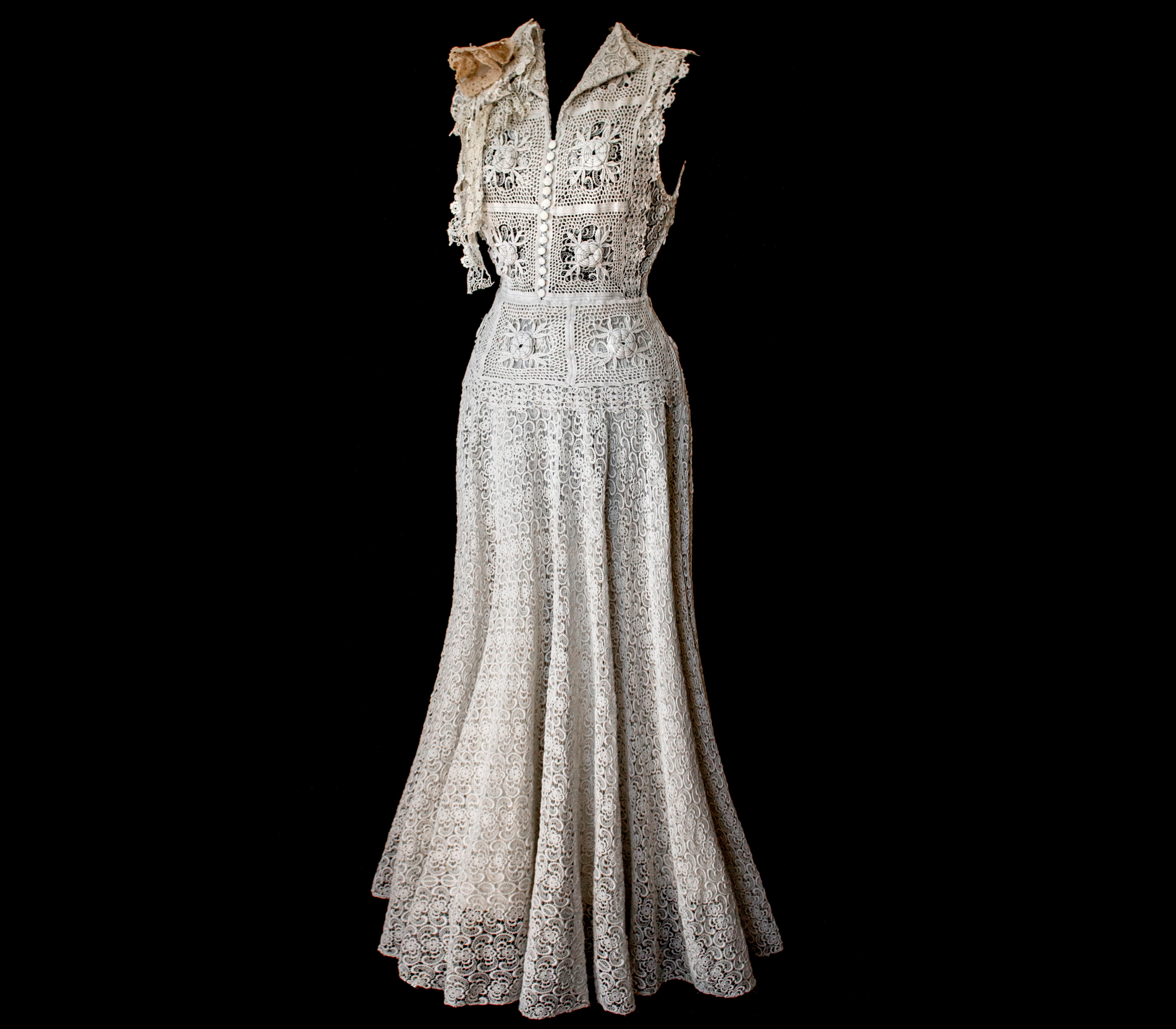 351 - ORIGINAL 1950S VINTAGE MACRAME LACE WEDDING DRESS: ECRU TEA LENGTH GOWN WITH CROCHET FLORAL INLAYS, BOHO CHIC RUSTIC BRIDAL STYLE