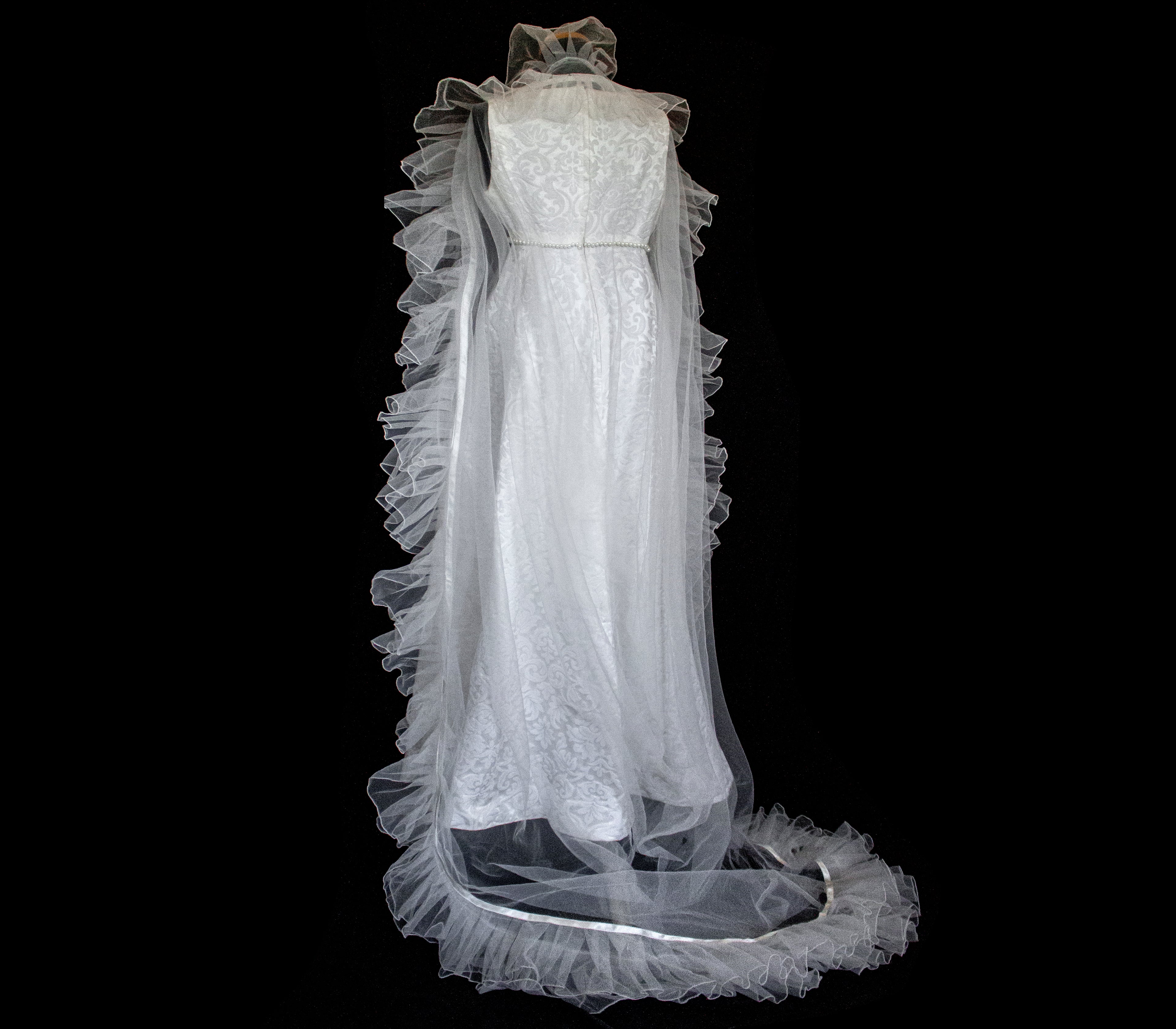 299 - AUTHENTIC 1960S VINTAGE DAMASK BRIDAL DRESS: BON TON ANKLE-LENGTH SHEATH WITH RUFFLED TULLE CAPE - Vague atelier