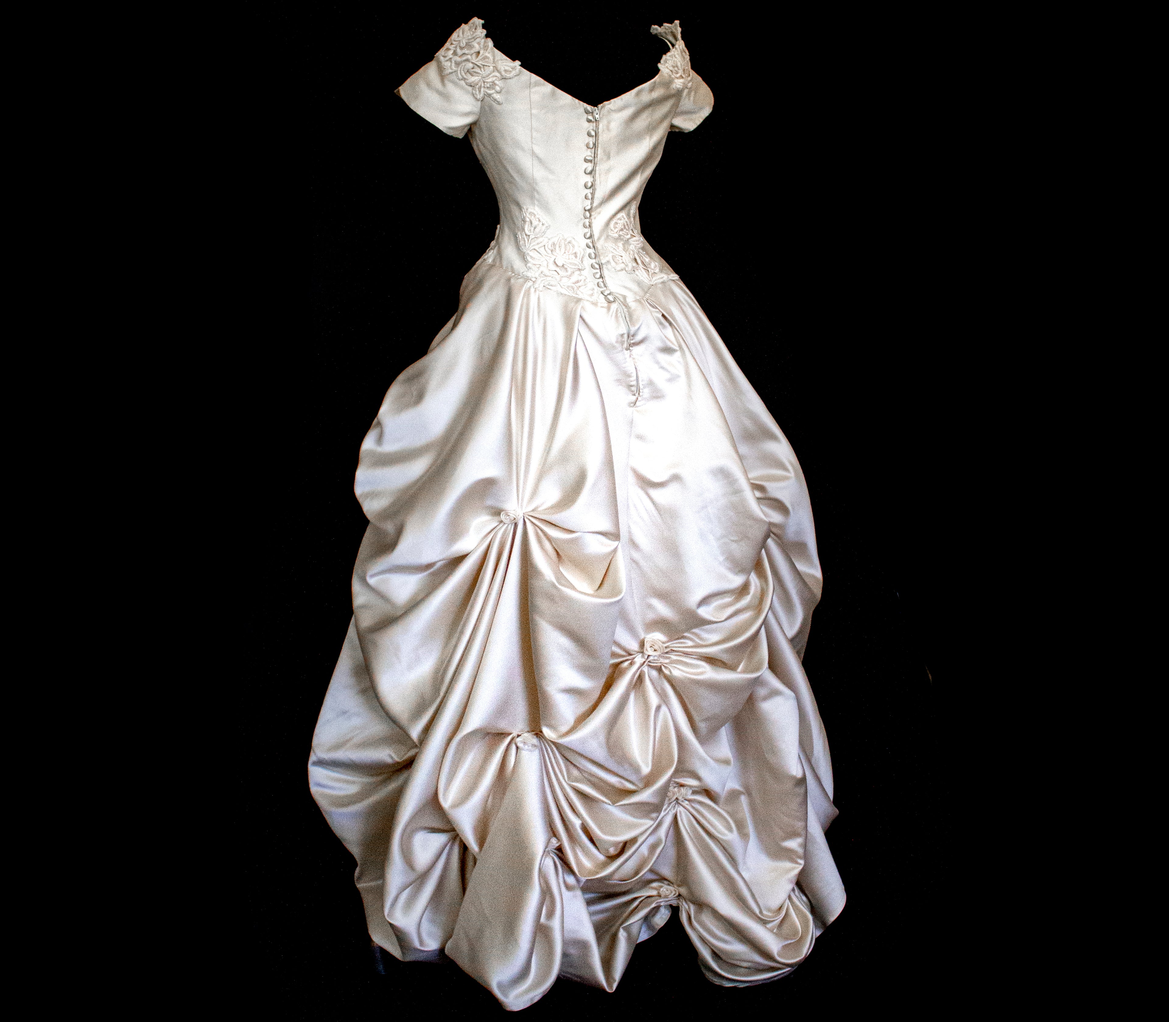 355 - VINTAGE 90s SILK COLUMN WEDDING DRESS: CREAM GOWN WITH GOLD SATIN DRAPED TRAIN & EMBROIDERED ROSES - Vague atelier